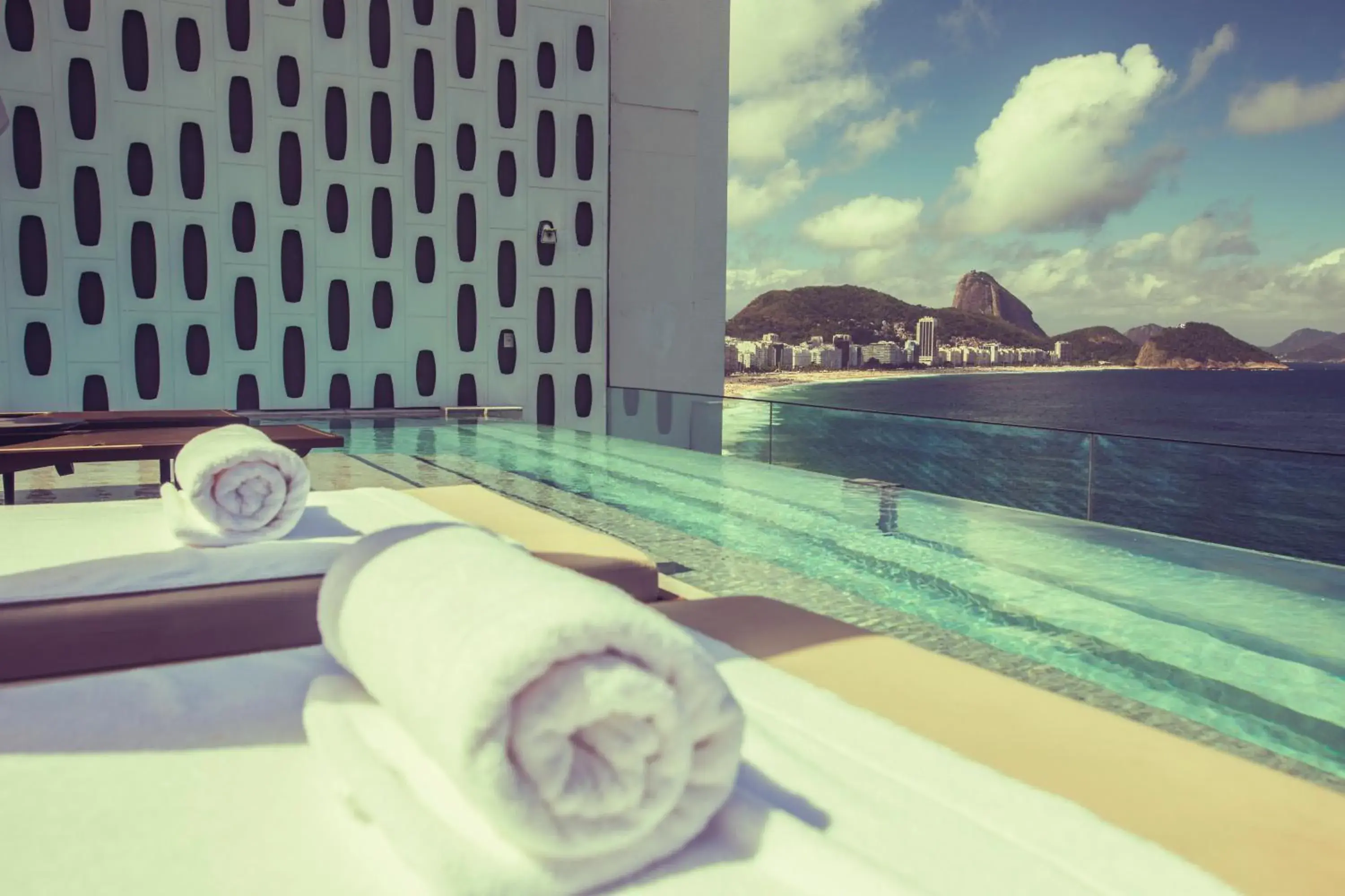 Swimming pool in Emiliano Hotel Rio de Janeiro