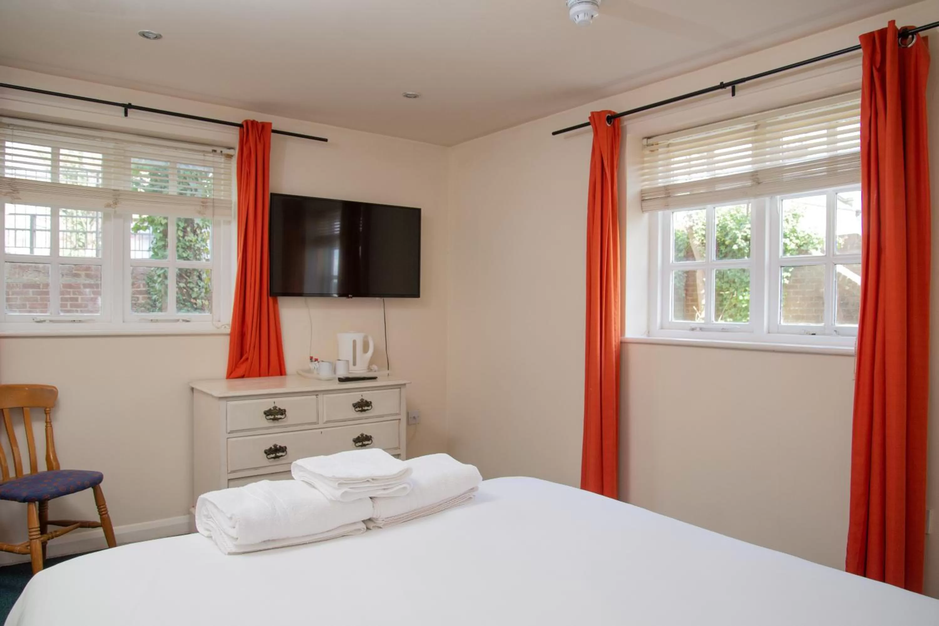 Bedroom, Bed in Royal Hotel, Bar & Grill