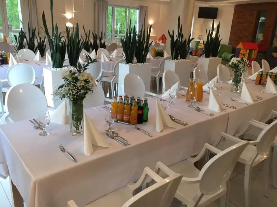 Restaurant/places to eat in Hotel Falcon