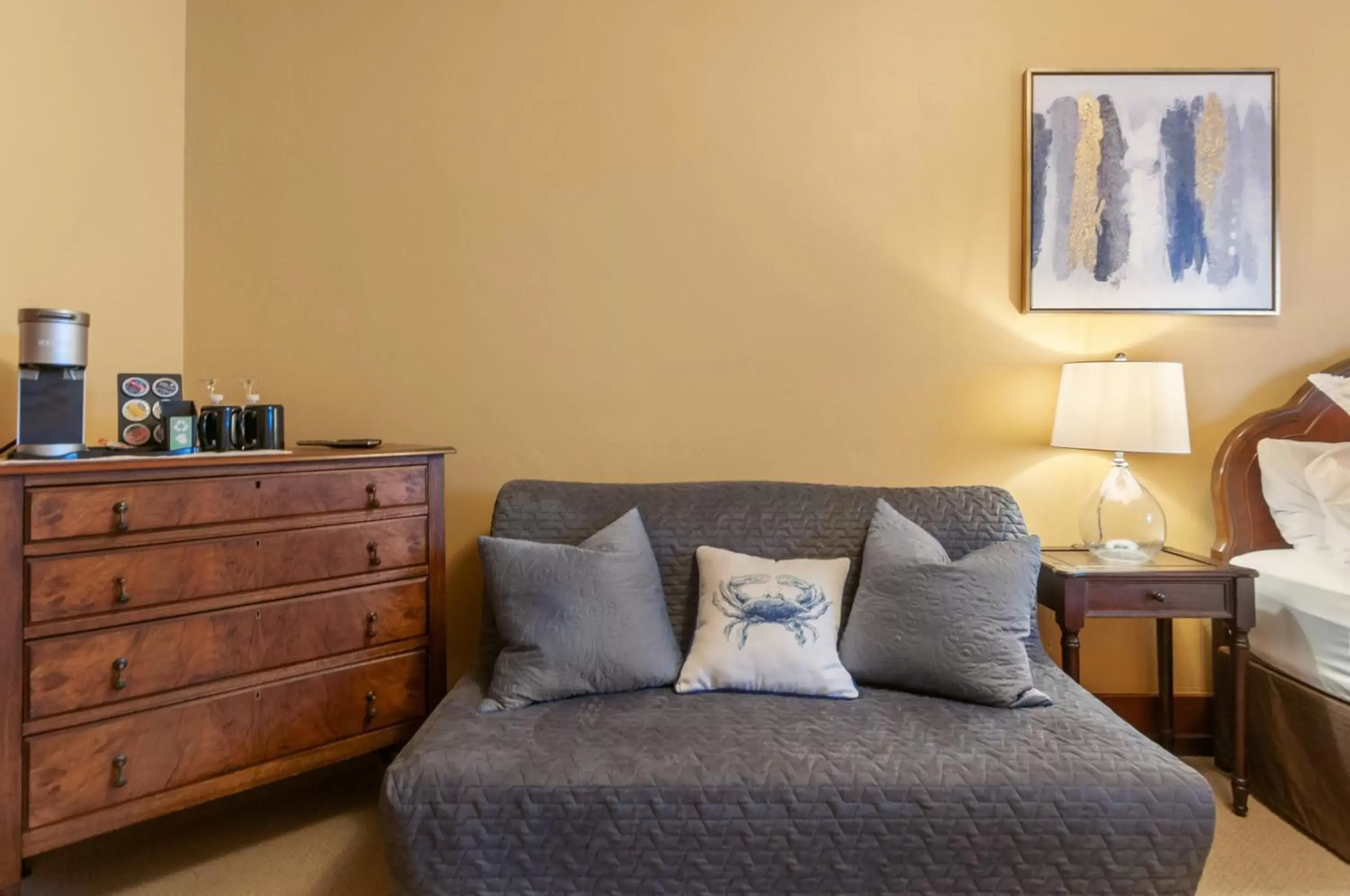 Seating area, Bed in Casa Grande Inn & Suites