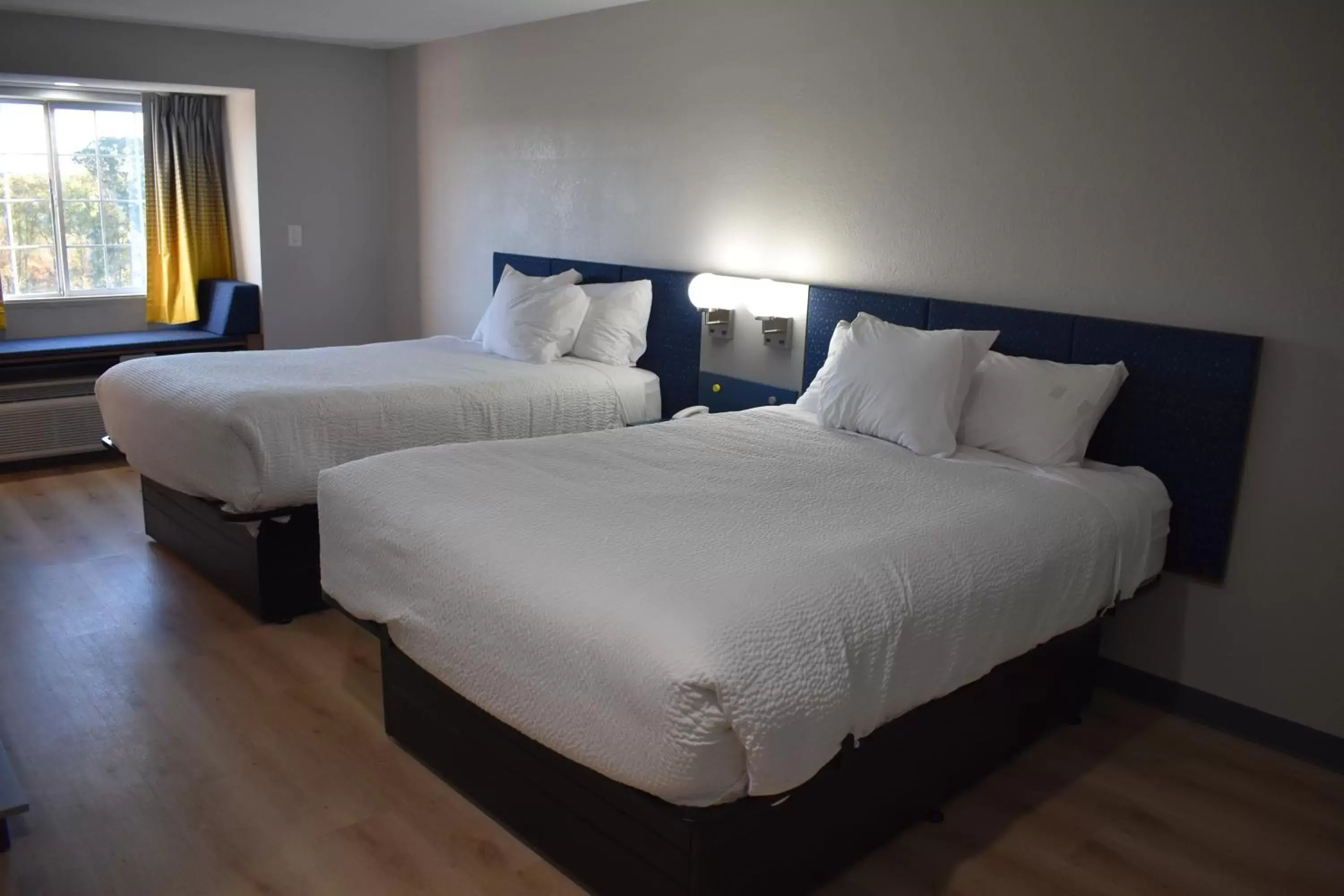 Bed in Microtel Inn & Suites by Wyndham Stockbridge/Atlanta I-75