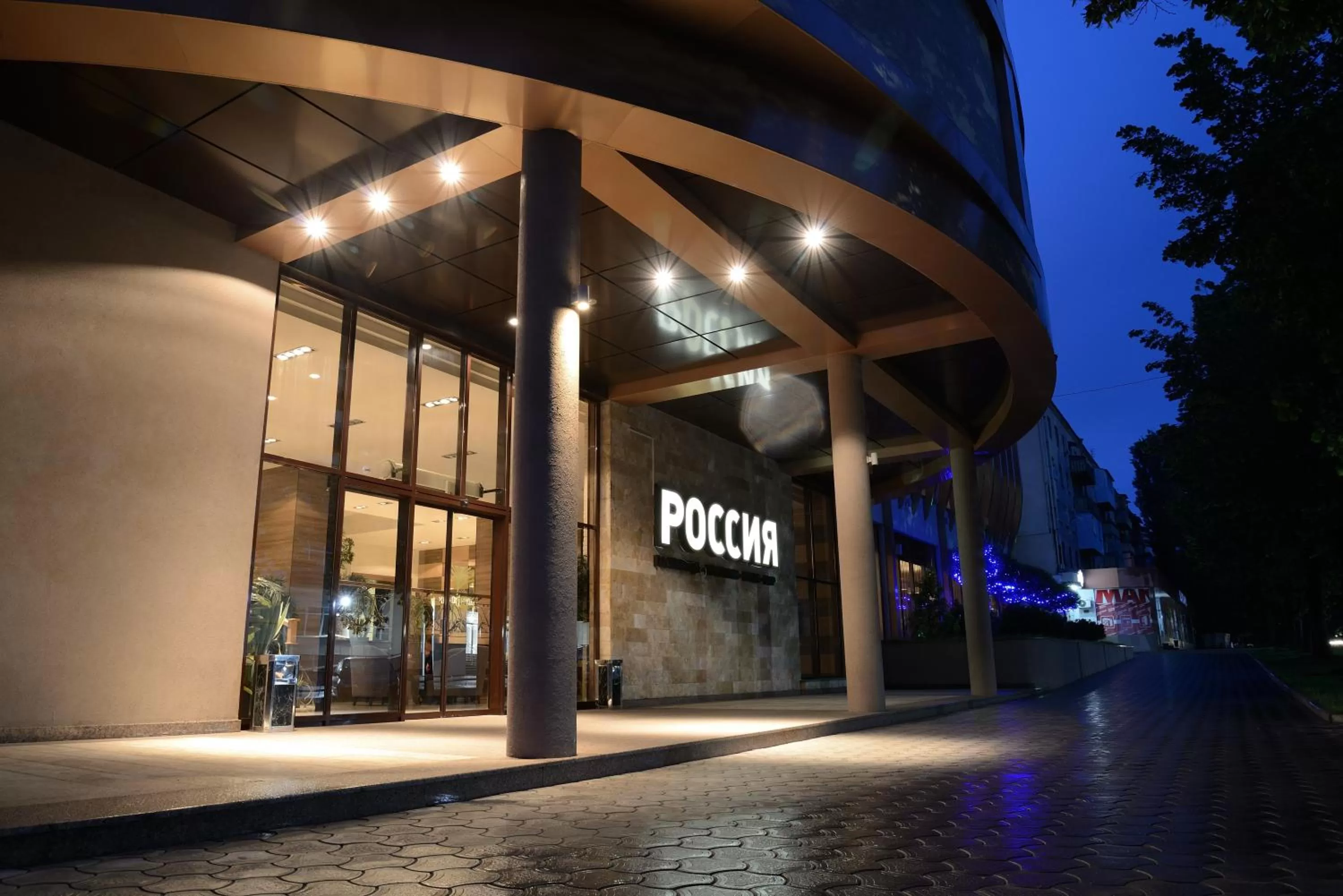 Facade/entrance in Hotel Russia