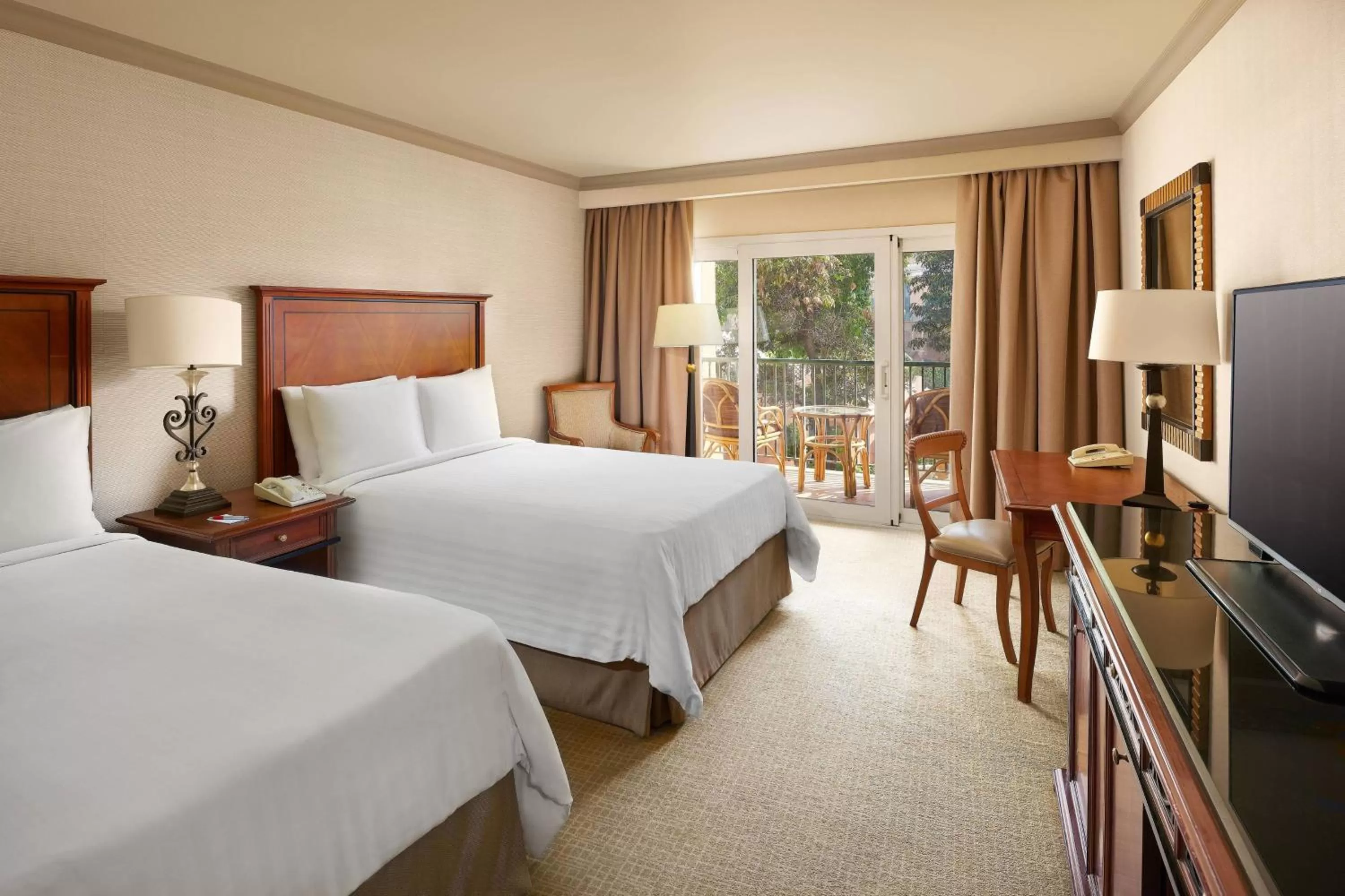 Photo of the whole room, Bed in Cairo Marriott Hotel