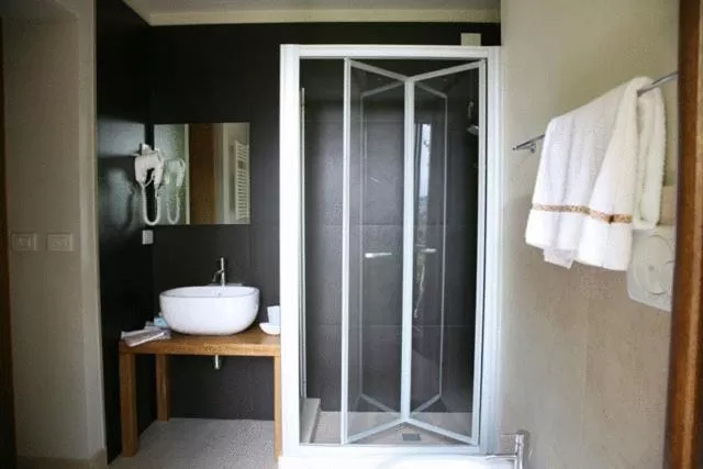 Bathroom in Le Querce Hotel