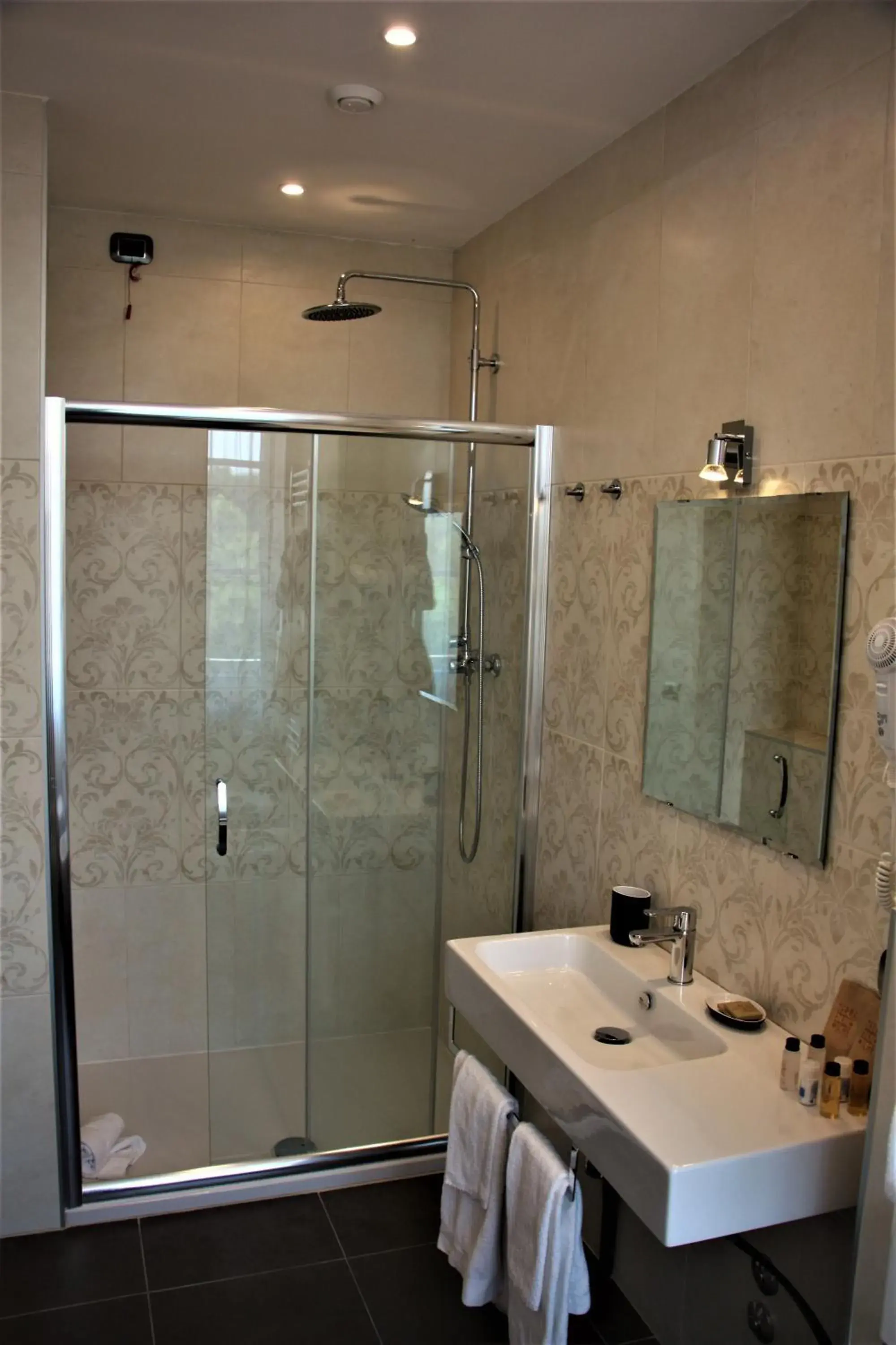 Shower, Bathroom in Grand Hotel Impero Spa & Resort