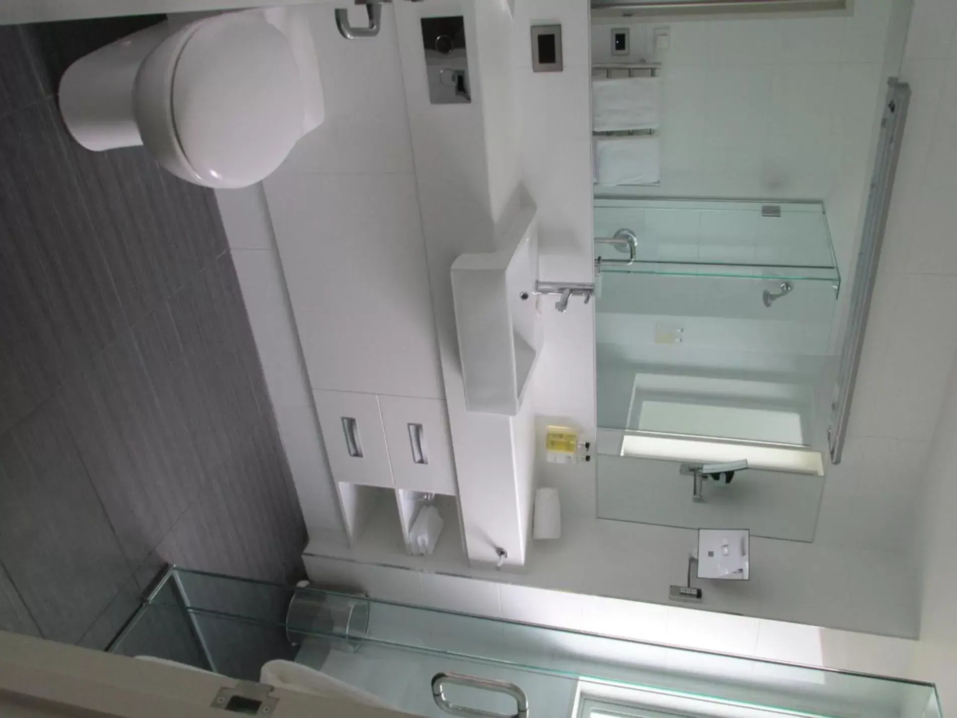 Bathroom in Airport Gateway Motor Lodge