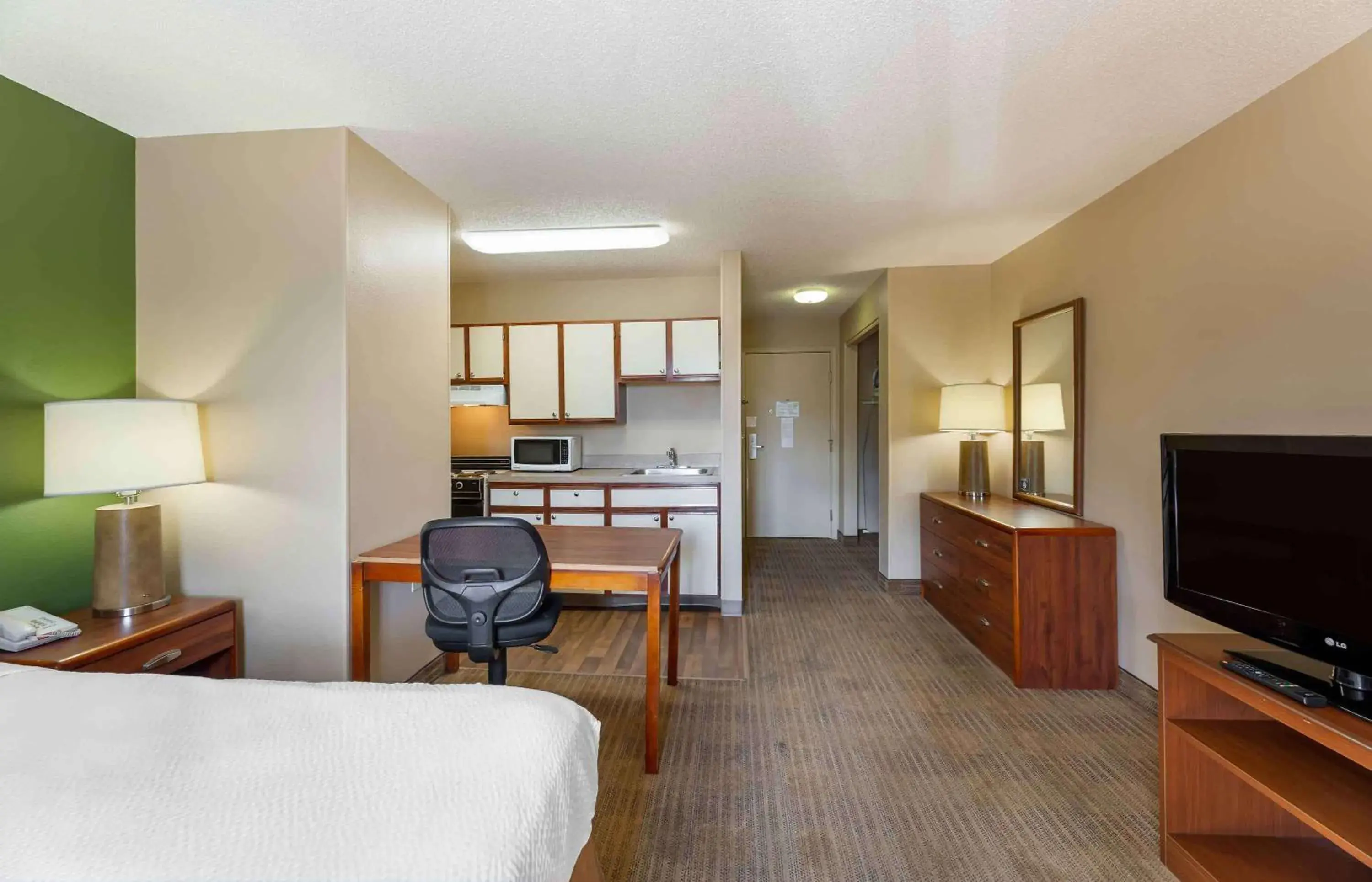 Bedroom, TV/Entertainment Center in Extended Stay America Suites - Akron - Copley - West