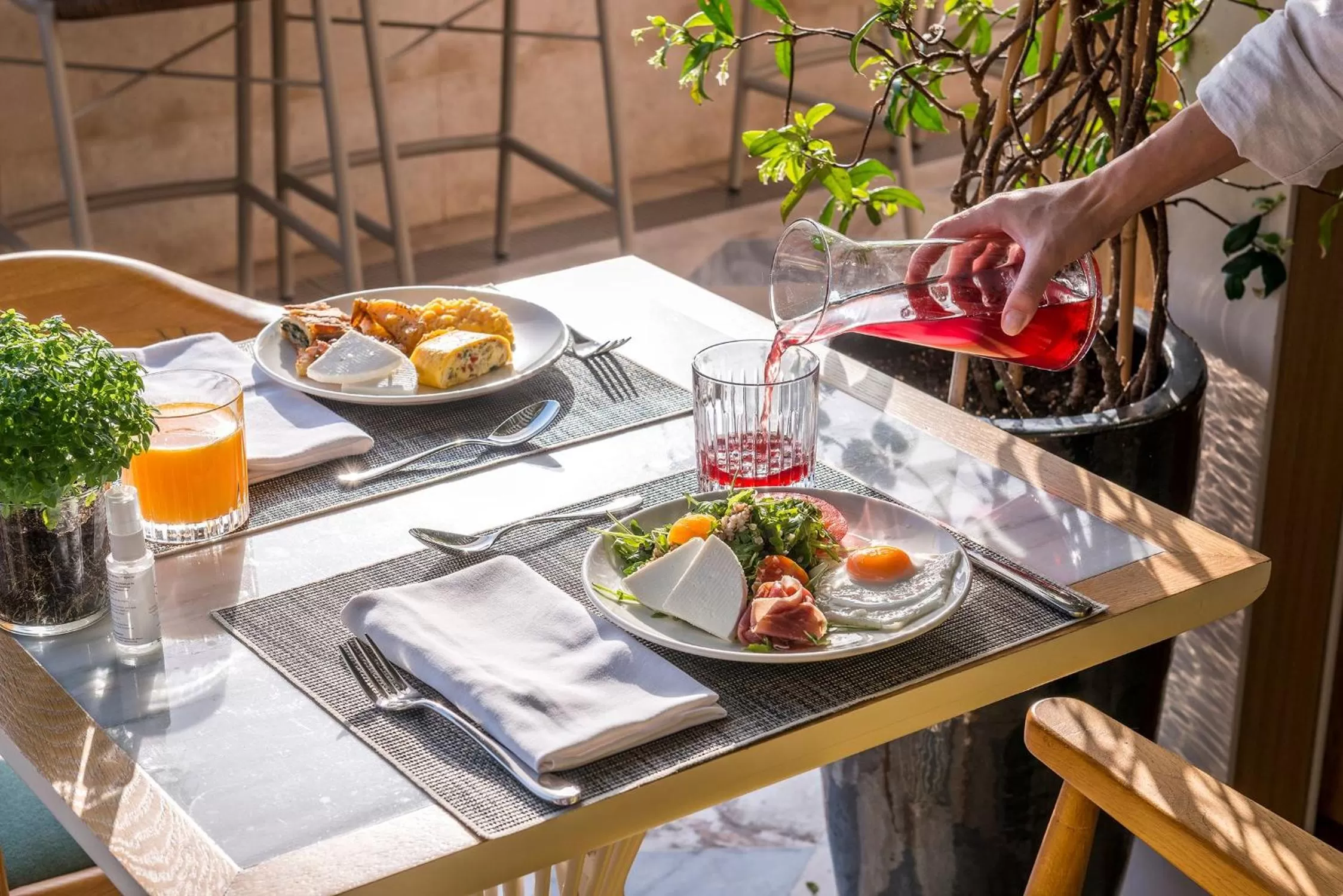 Restaurant/places to eat in Niche Hotel Athens