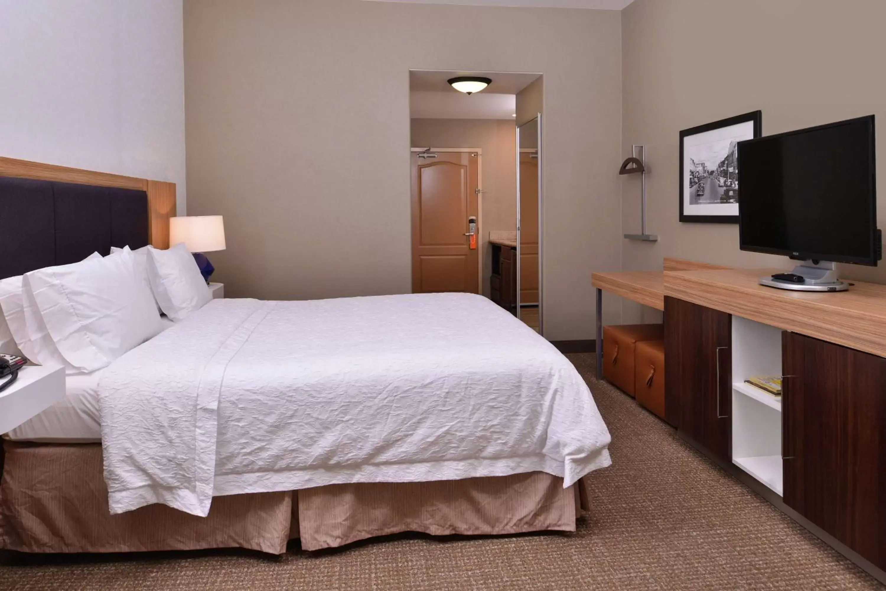 Bedroom, Bed in Hampton Inn & Suites Woodland-Sacramento Area