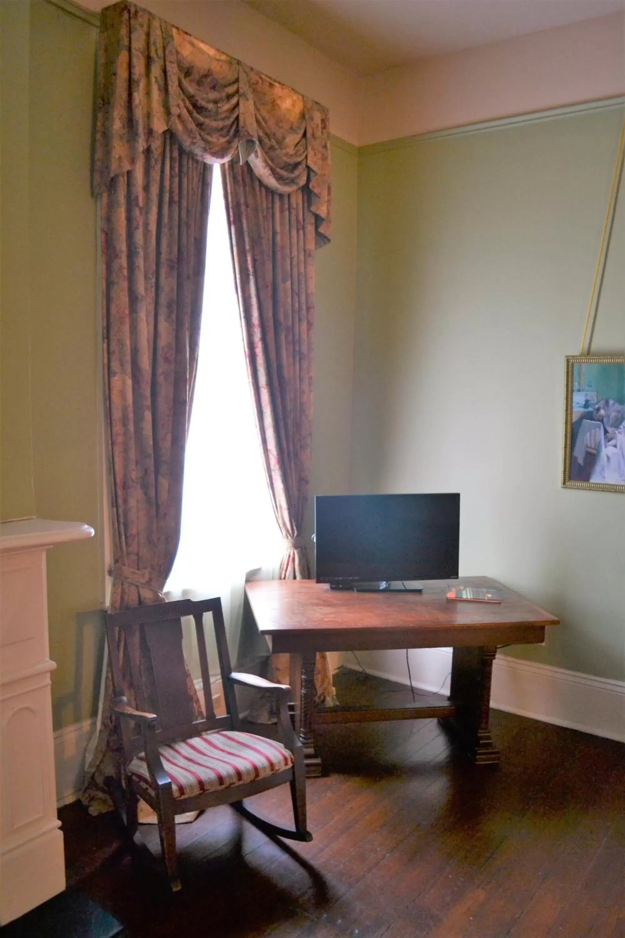 TV and multimedia, TV/Entertainment Center in Edgar Degas House Historic Home and Museum