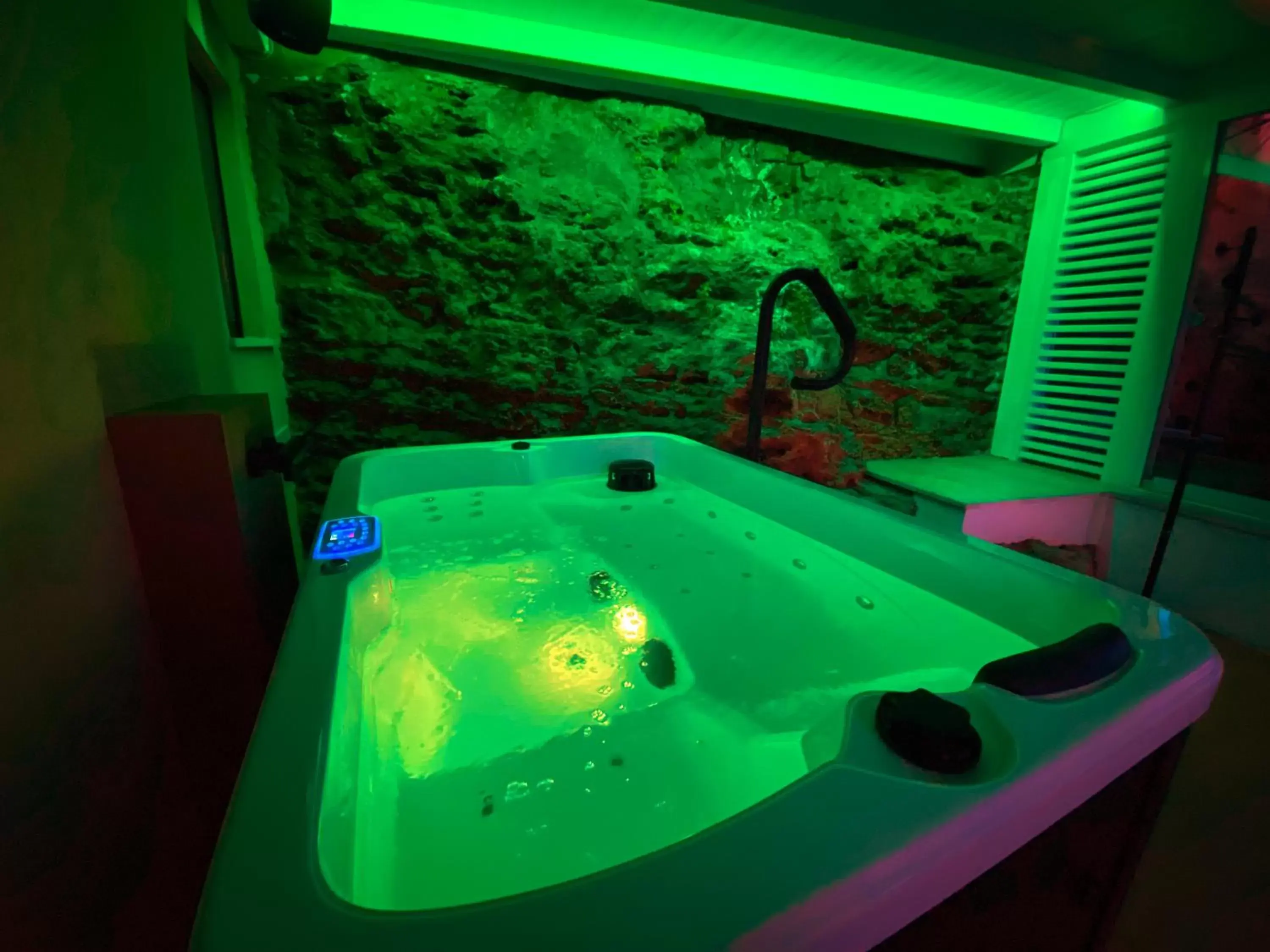 Hot Tub in Emesh Boutique Suite