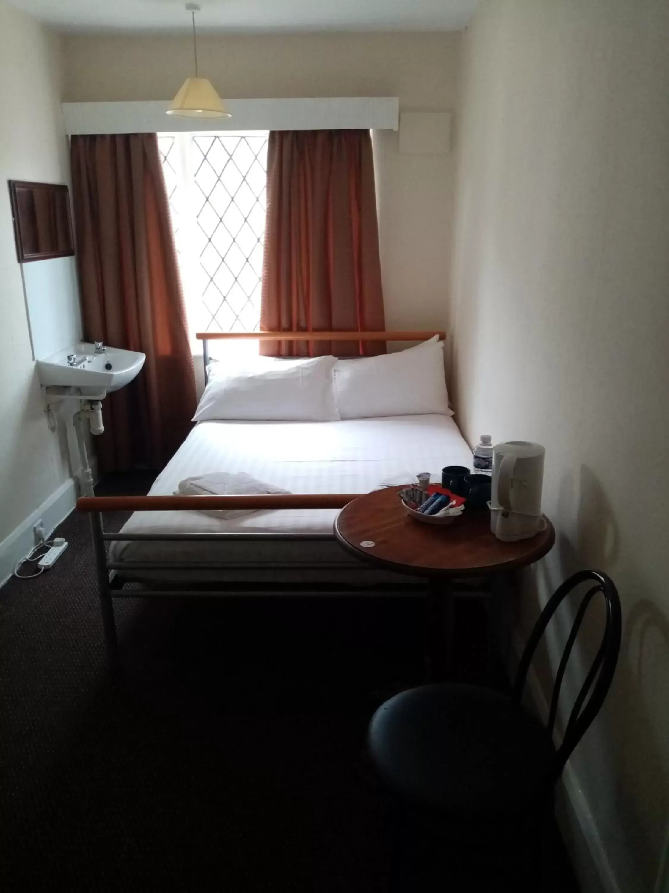 Photo of the whole room, Bed in Black Lion