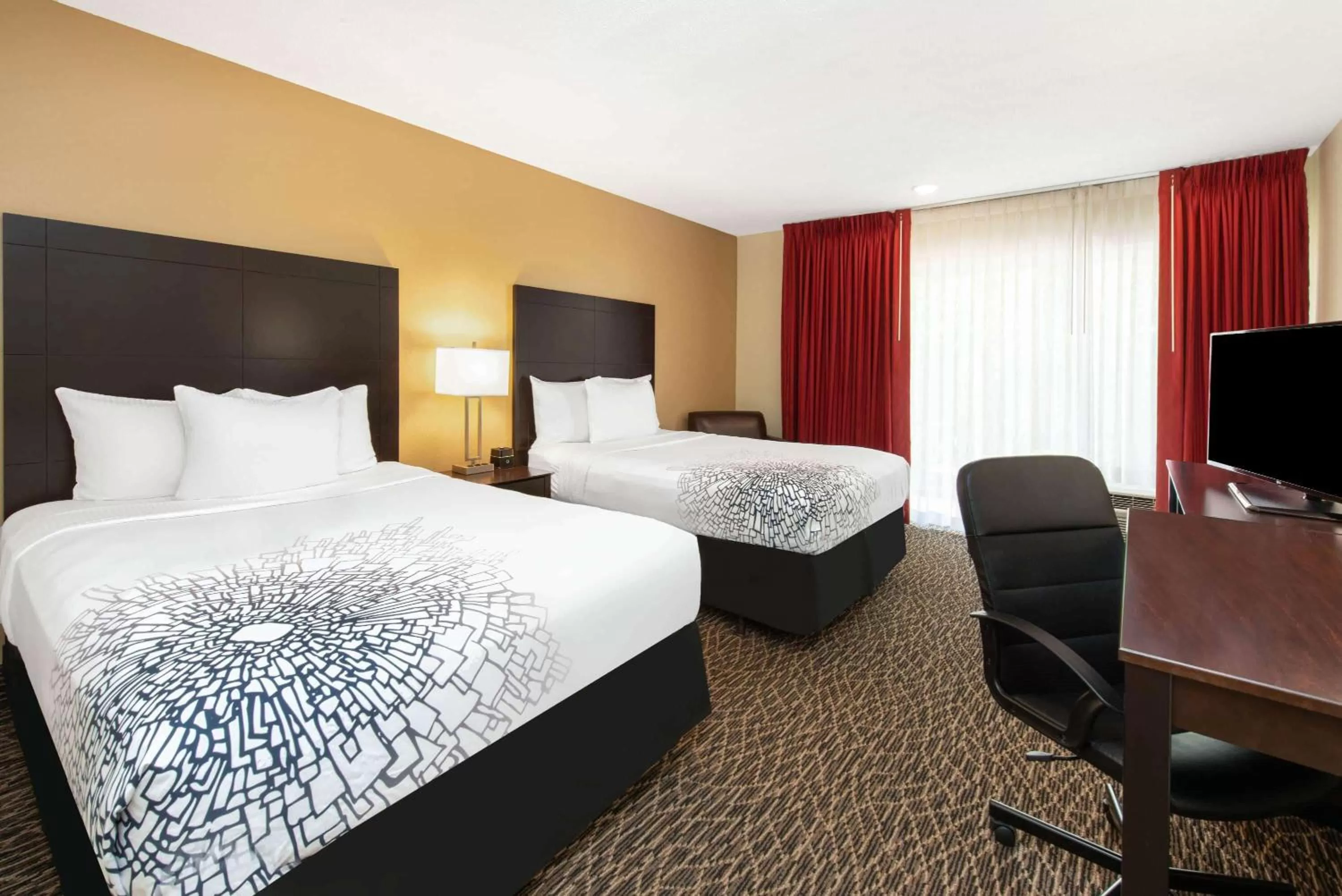 Photo of the whole room, Bed in La Quinta by Wyndham Clearwater Central