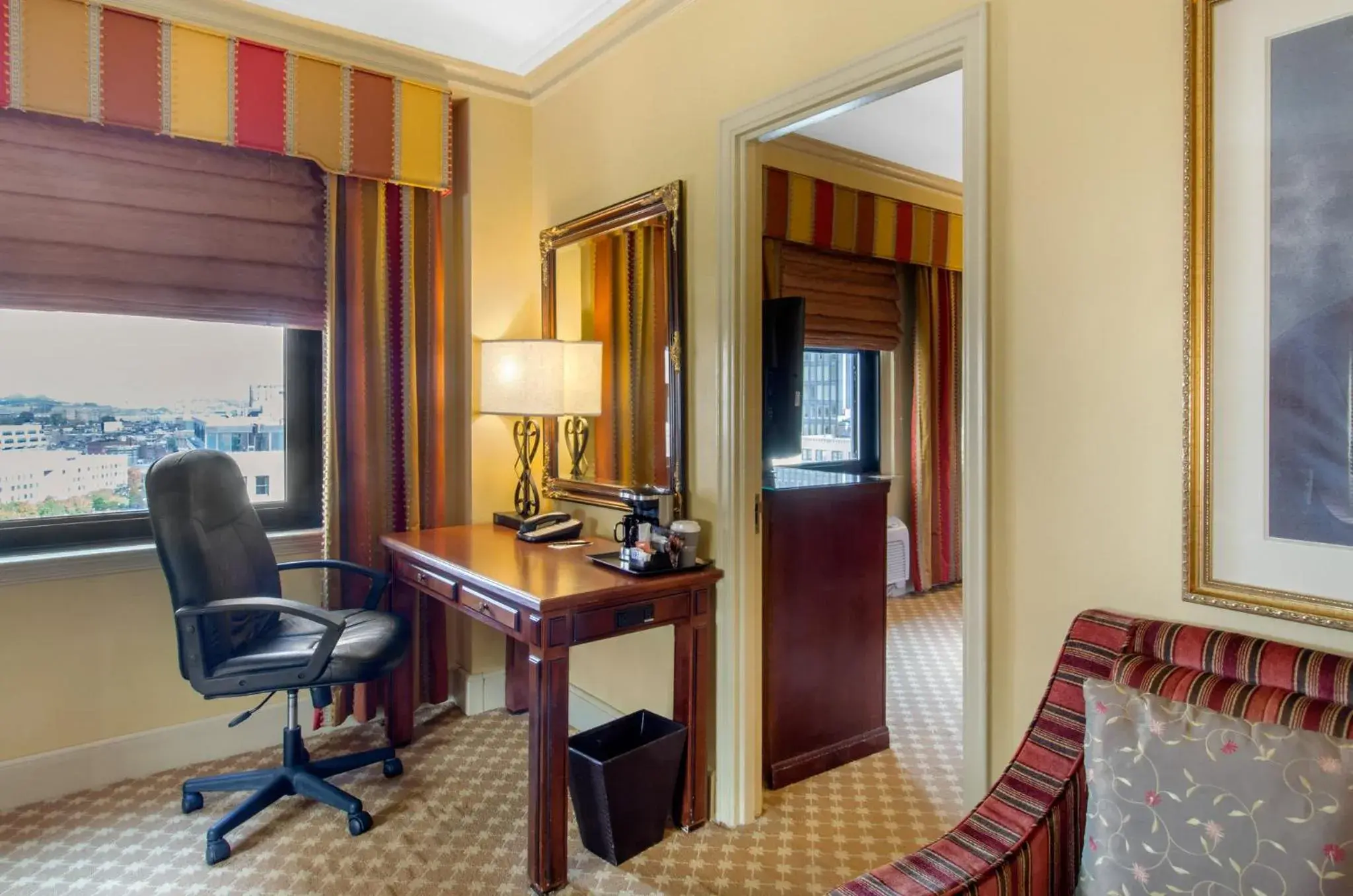 Bedroom, Seating Area in Boston Omni Parker House Hotel