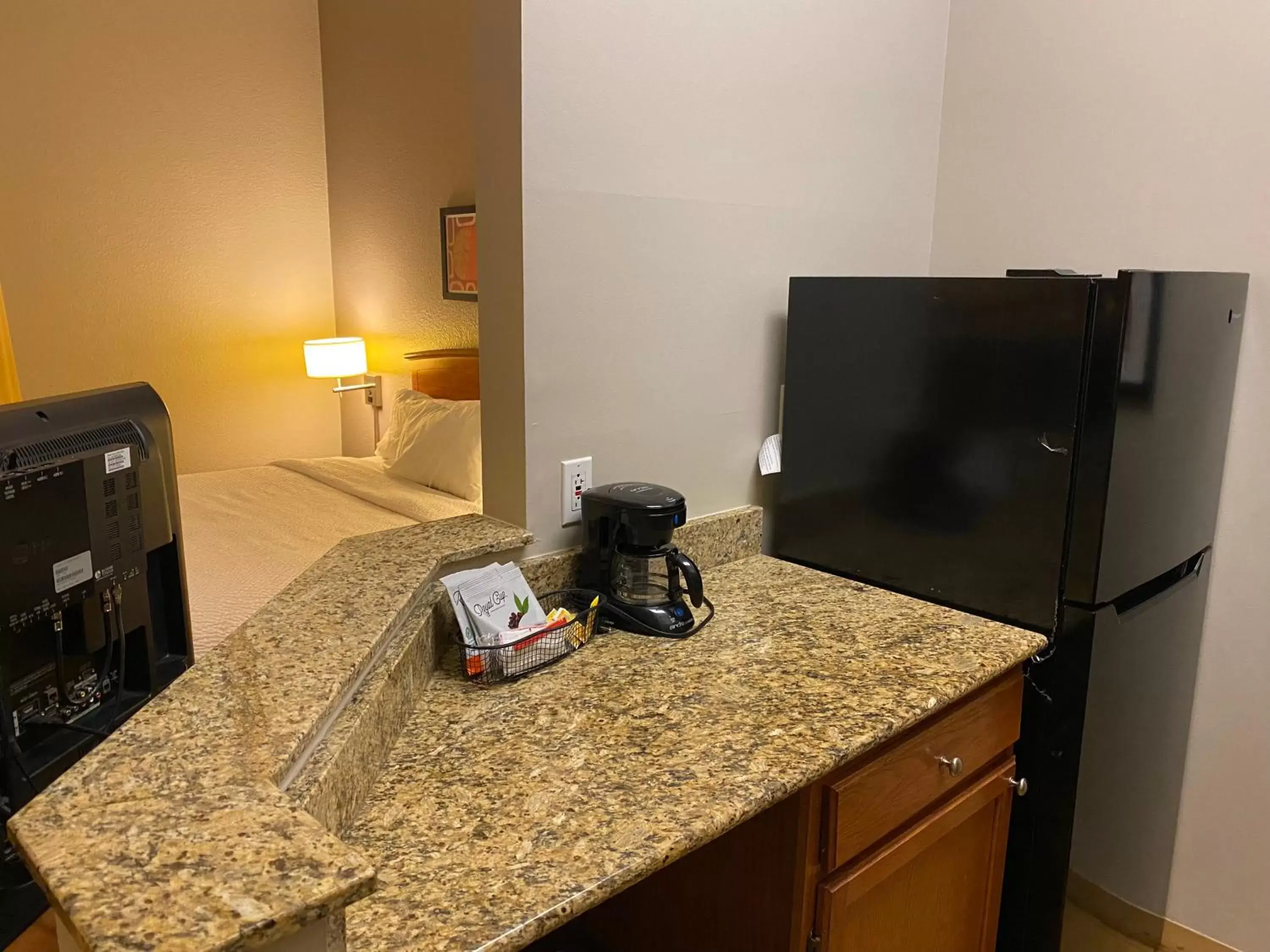 Coffee/tea facilities, TV/Entertainment Center in MainStay Suites Middleburg Heights Cleveland Airport