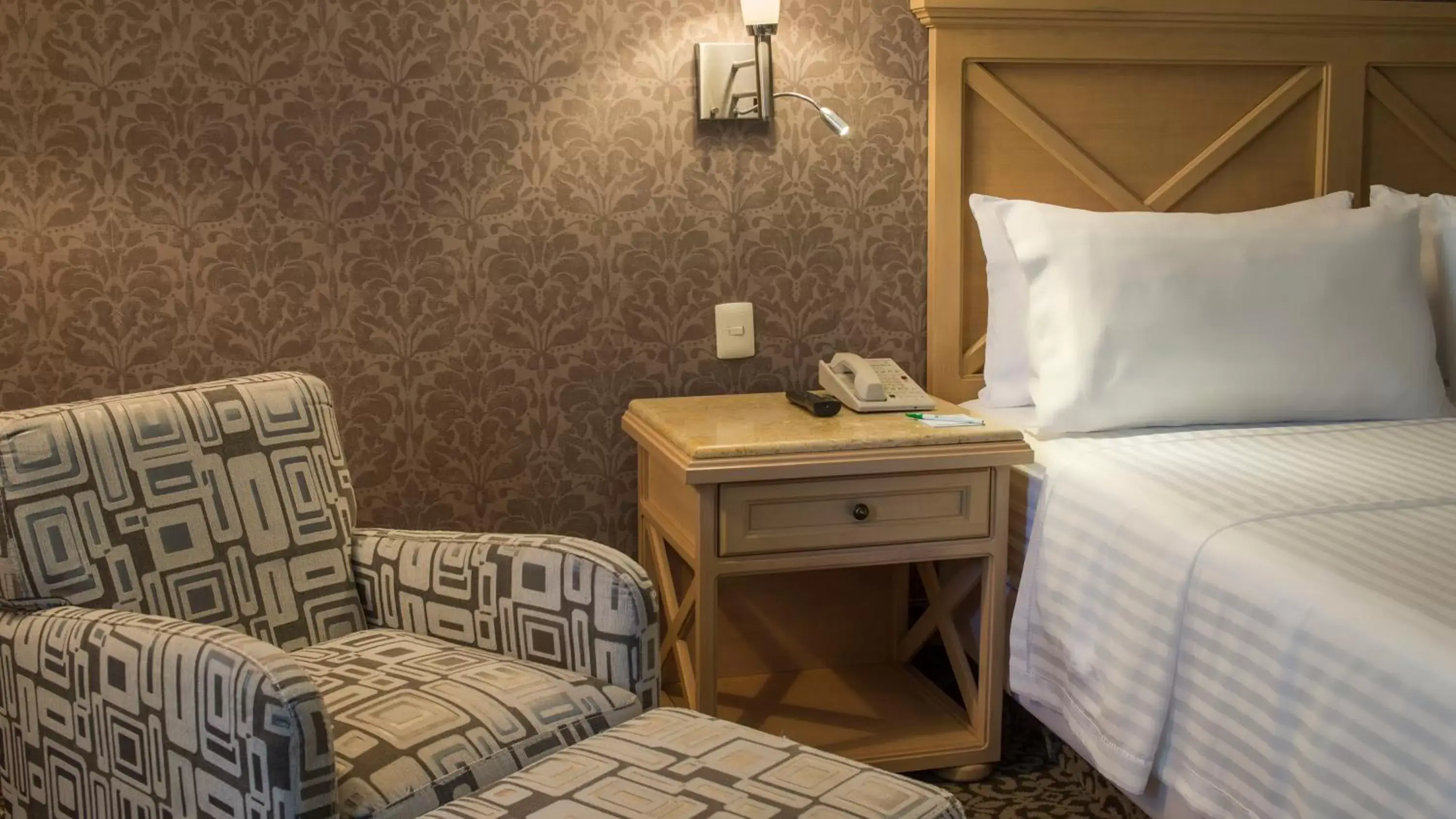 Bed, Seating Area in Holiday Inn Queretaro Centro Historico, an IHG Hotel