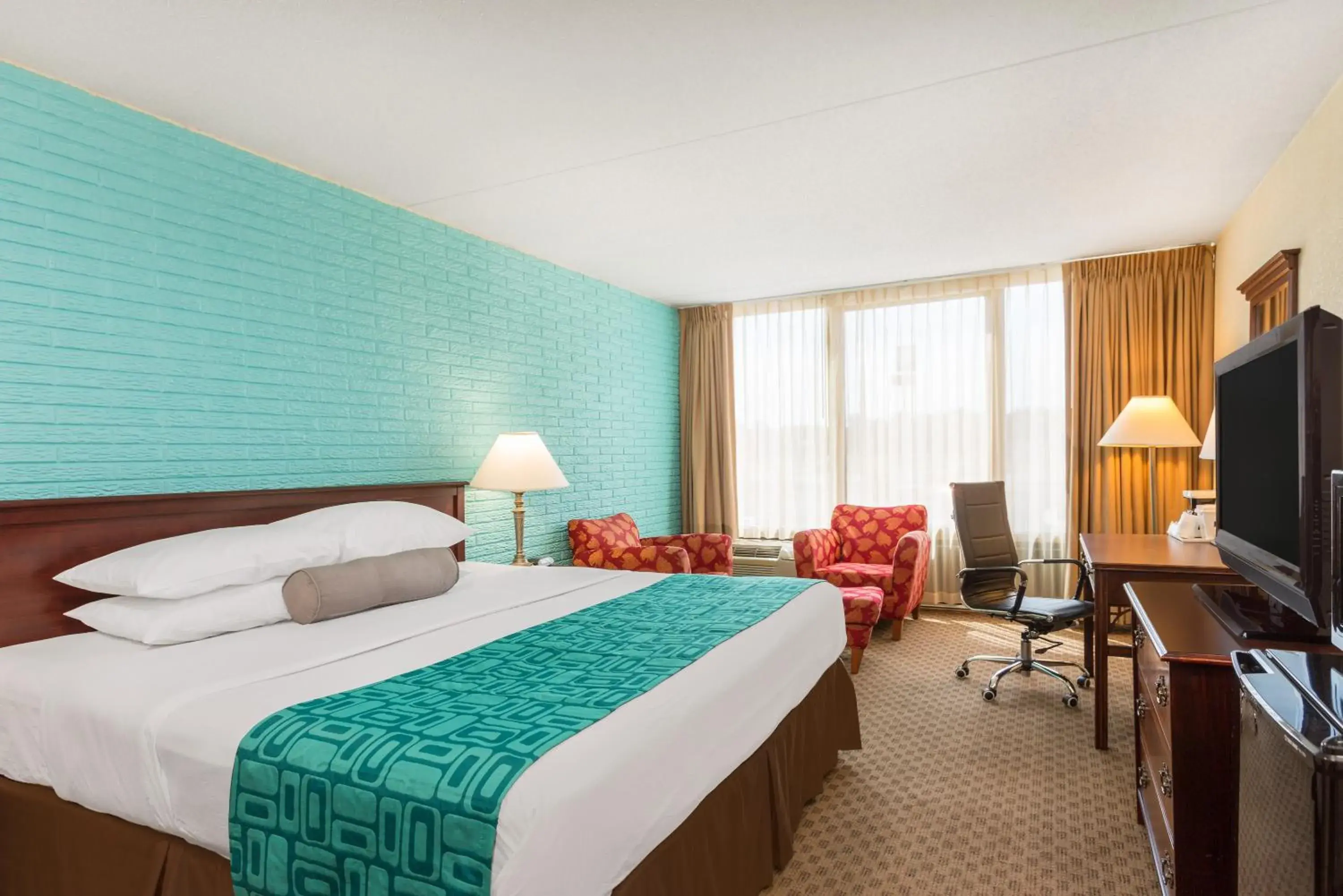 Photo of the whole room, Bed in Howard Johnson by Wyndham Williamsburg