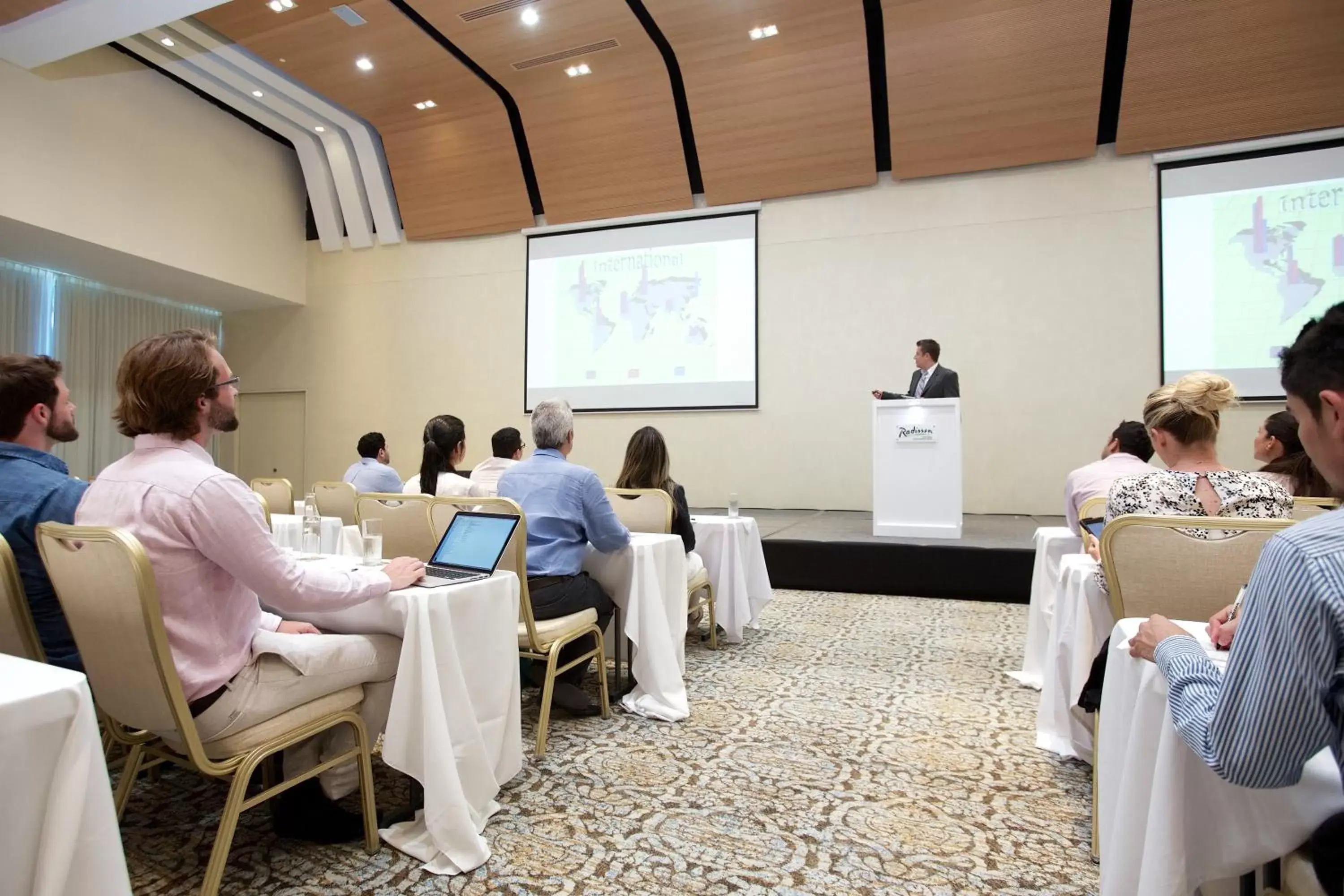 Business facilities in Radisson Cartagena Ocean Pavillion Hotel