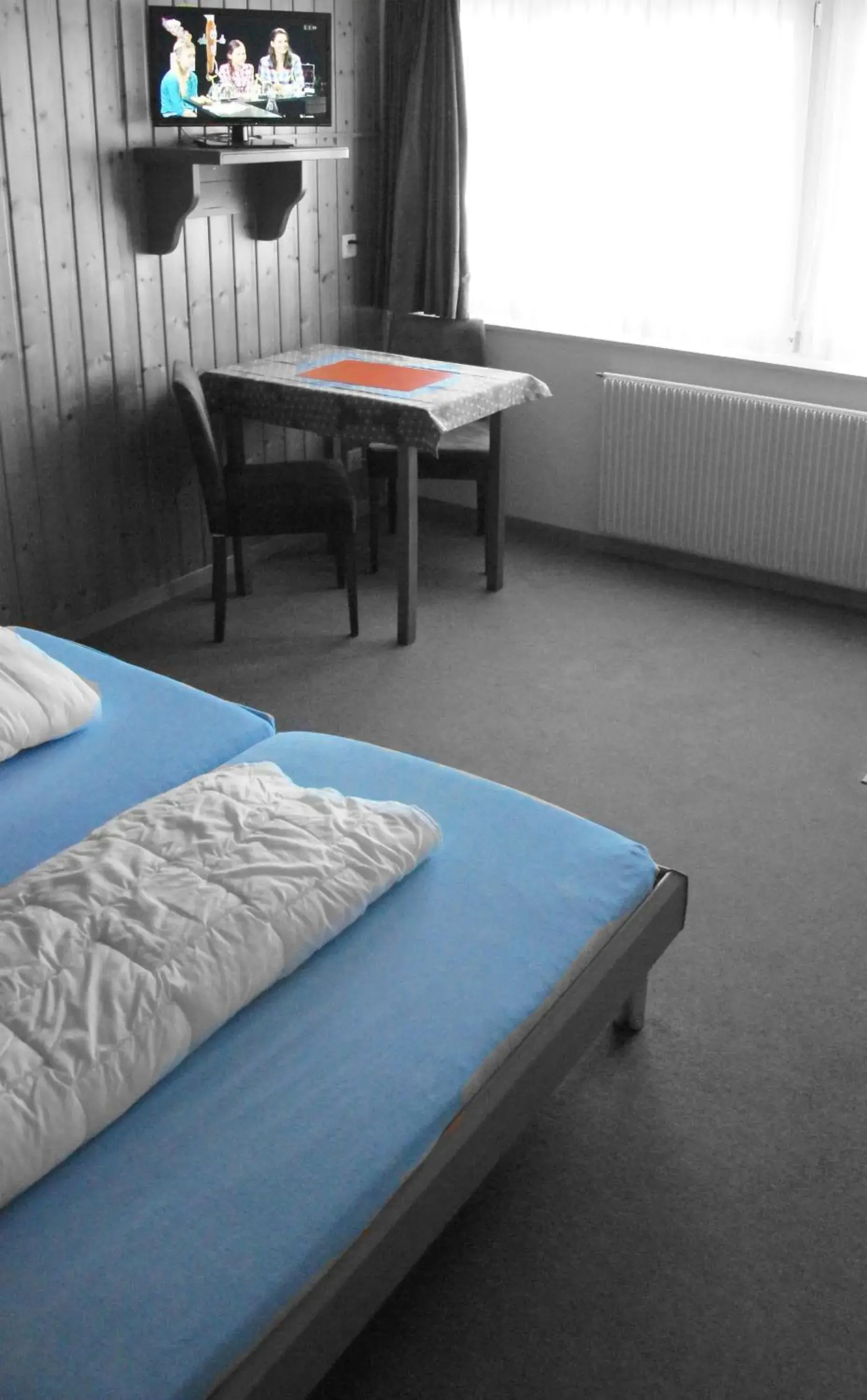 Photo of the whole room, Bed in Eiger Lodge Easy