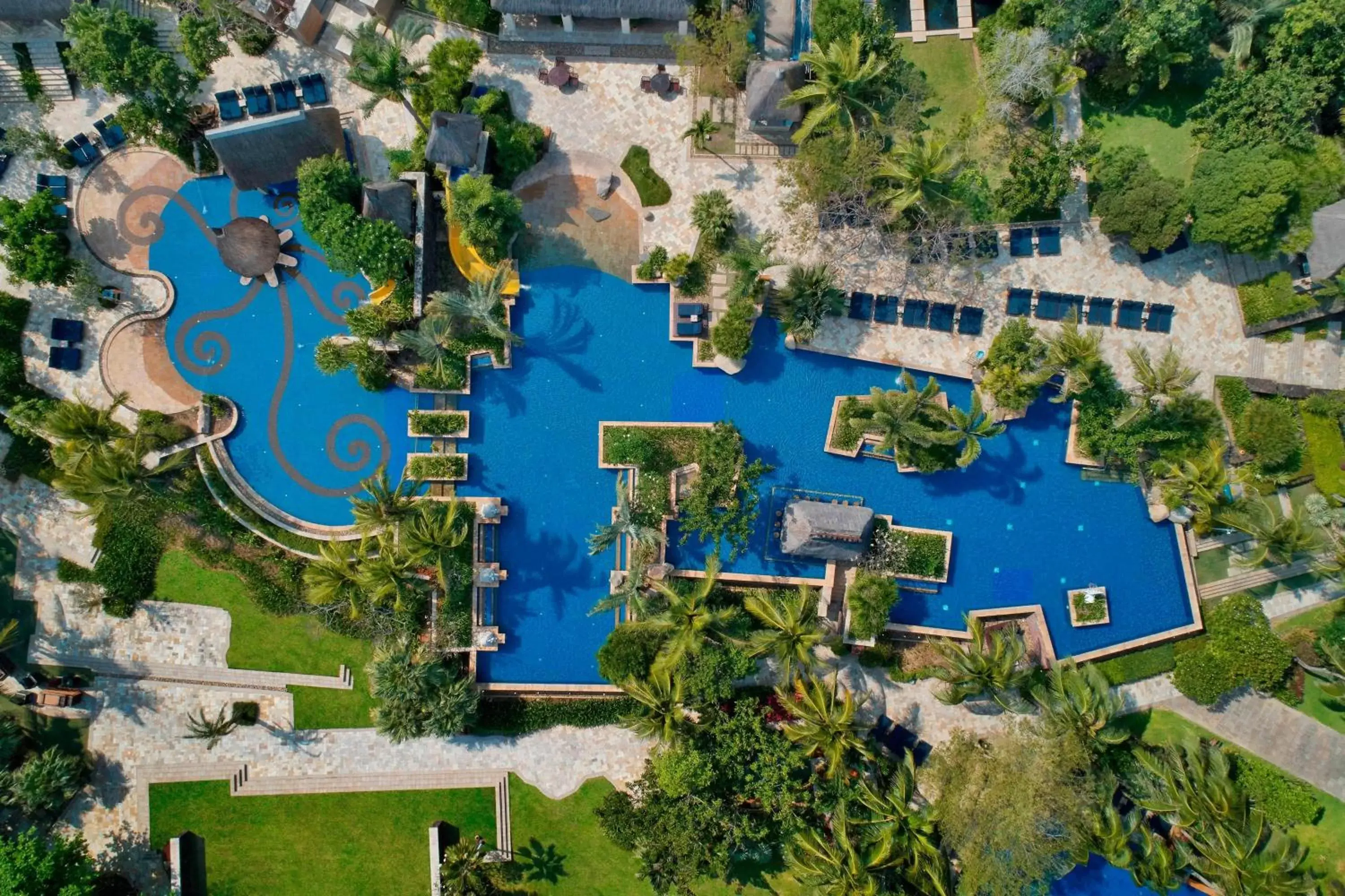 Swimming pool, Bird's-eye View in Sheraton Sanya Yalong Bay Resort