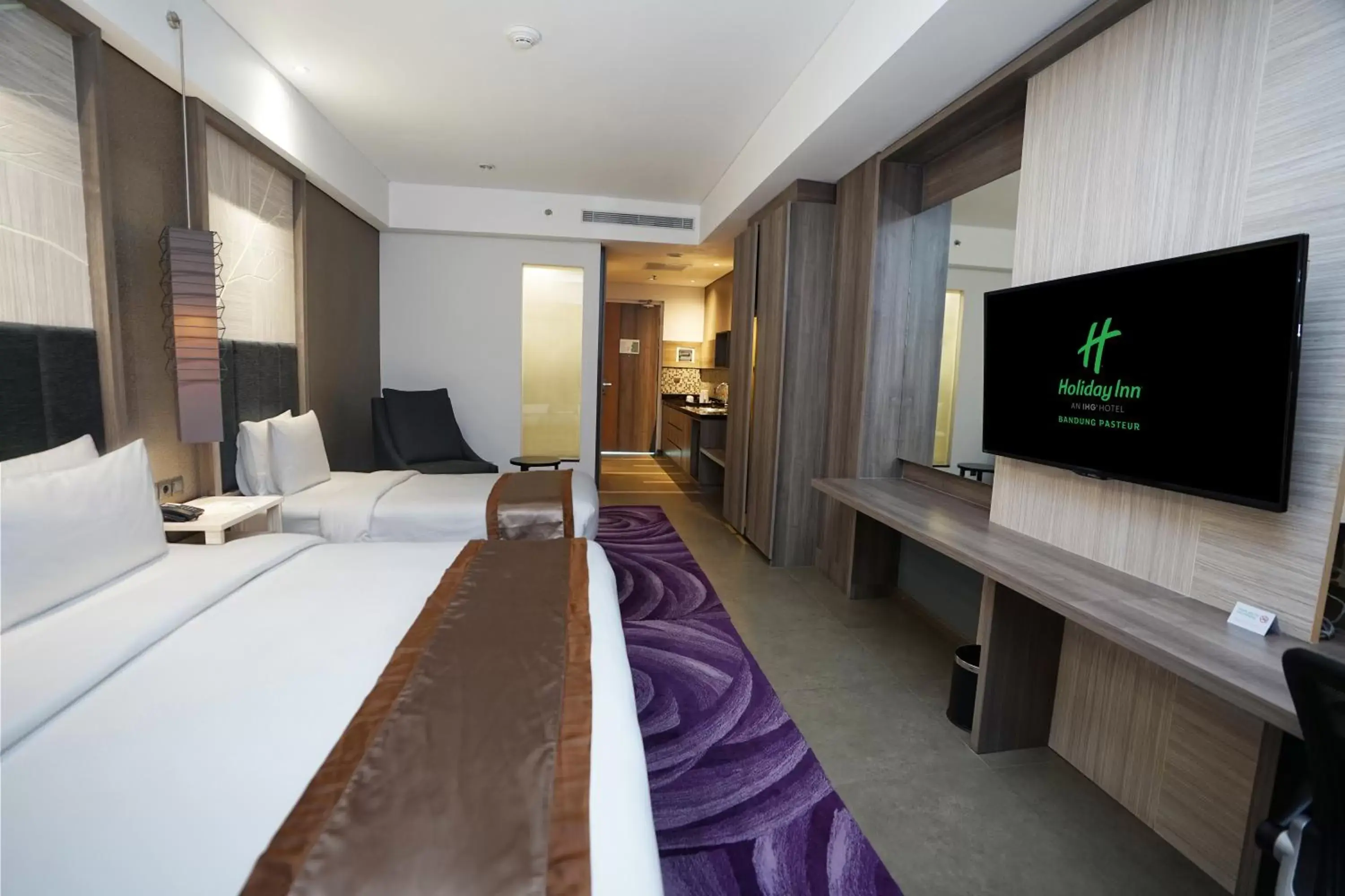 Bed, TV/Entertainment Center in Holiday Inn Bandung Pasteur, an IHG Hotel