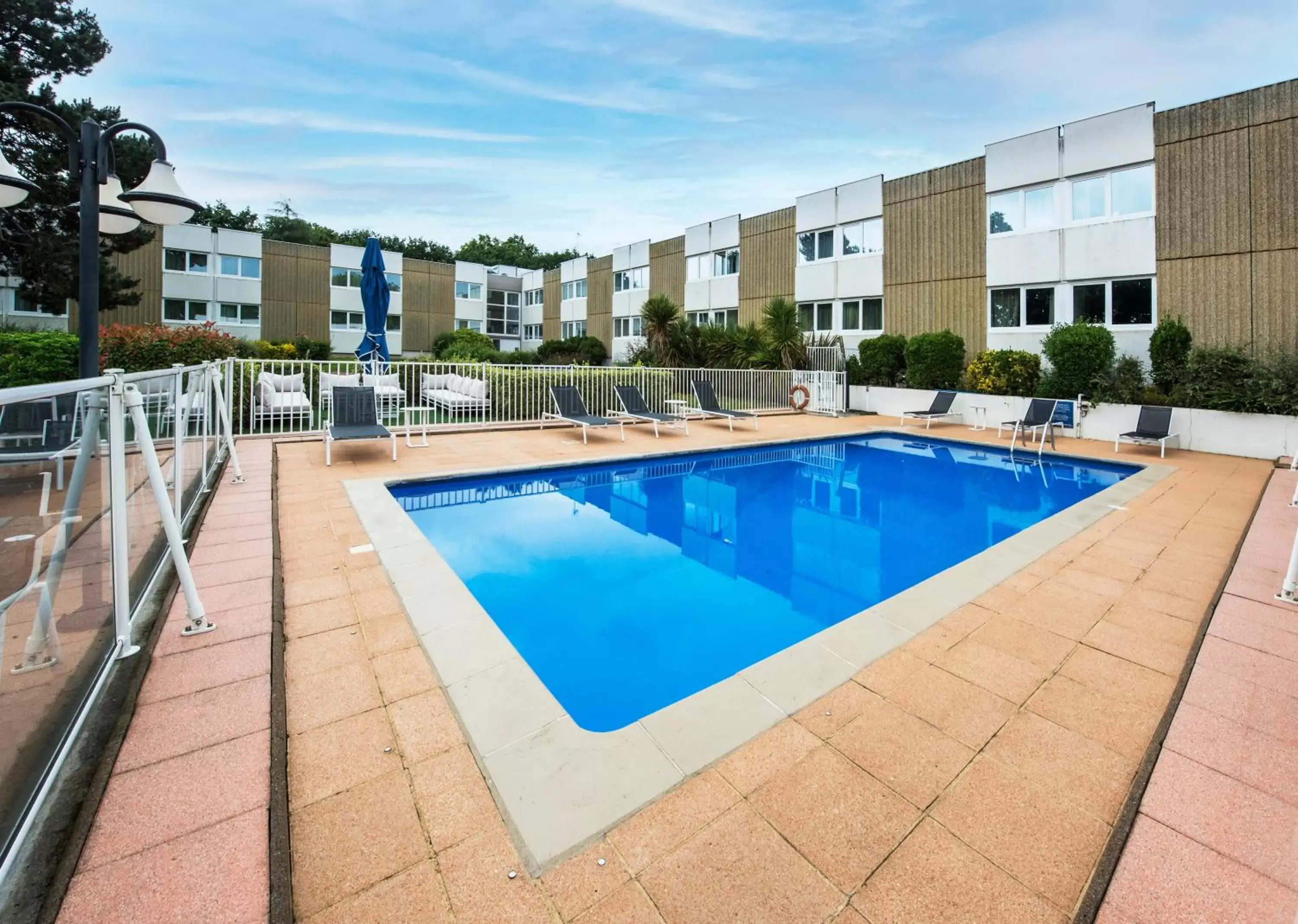 Property building, Swimming Pool in Novotel Rennes Alma