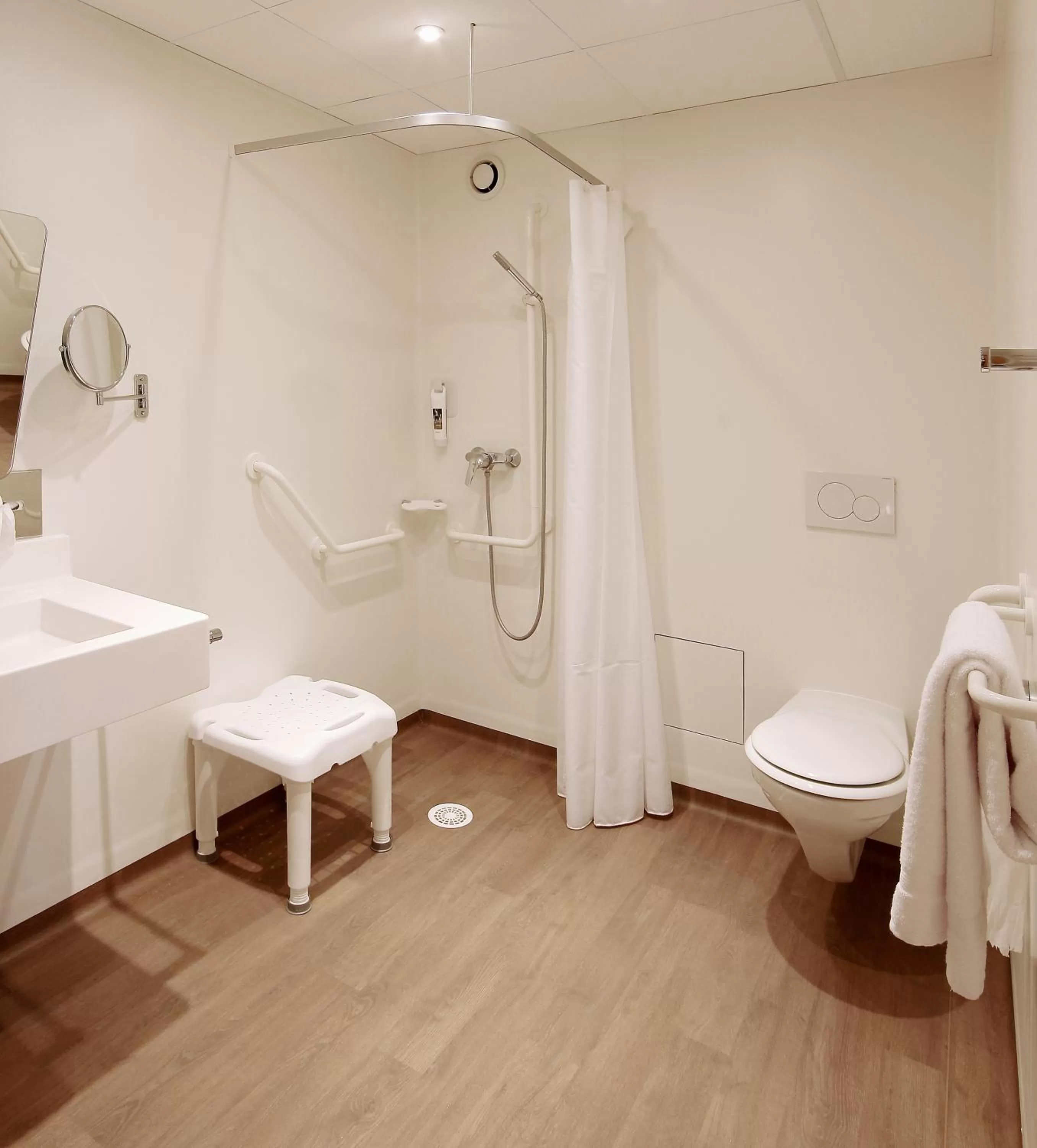 Toilet in Mercure Hotel Forbach Centre de Loisirs