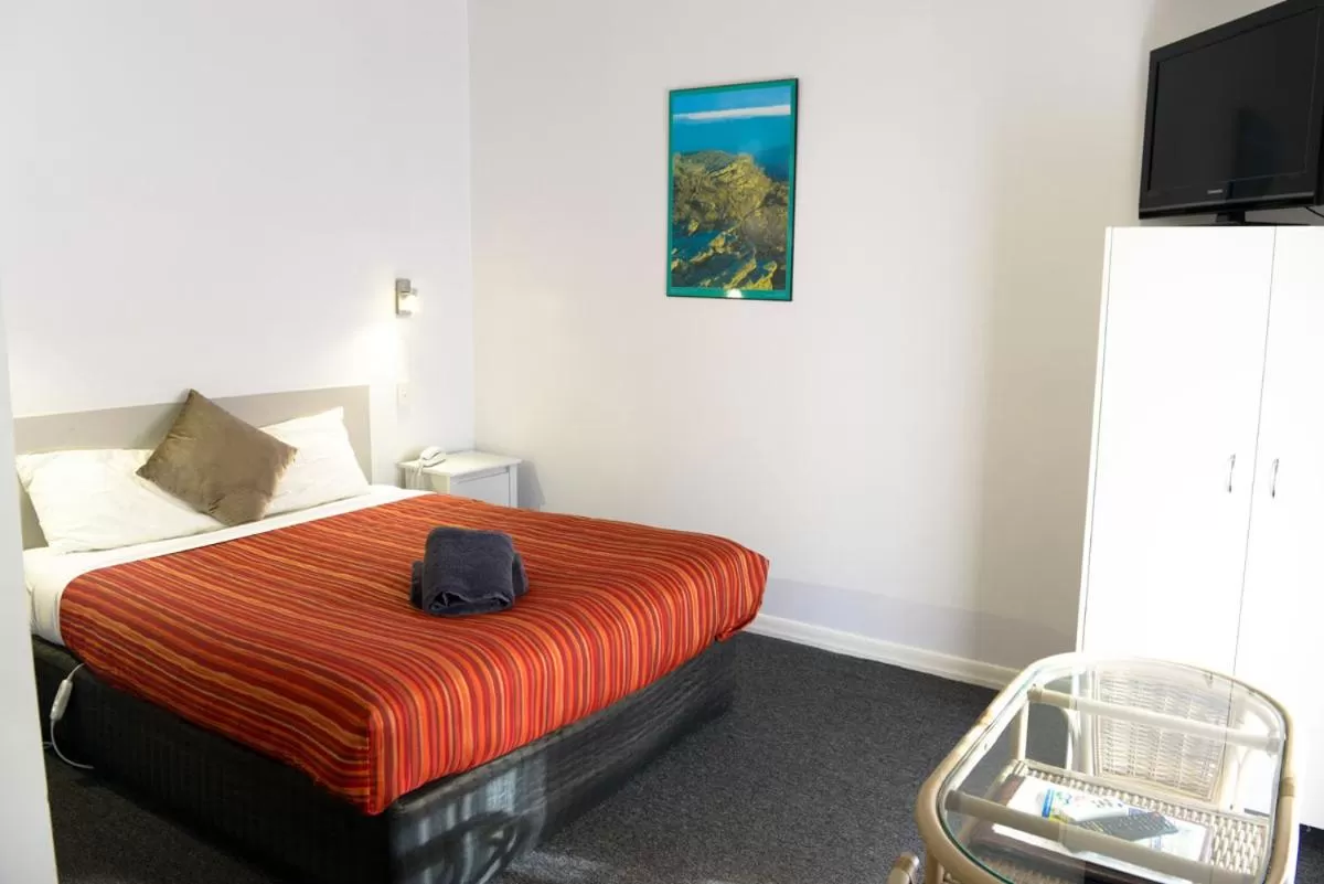 Property building, Bed in Bandicoot Motor Inn Hamilton