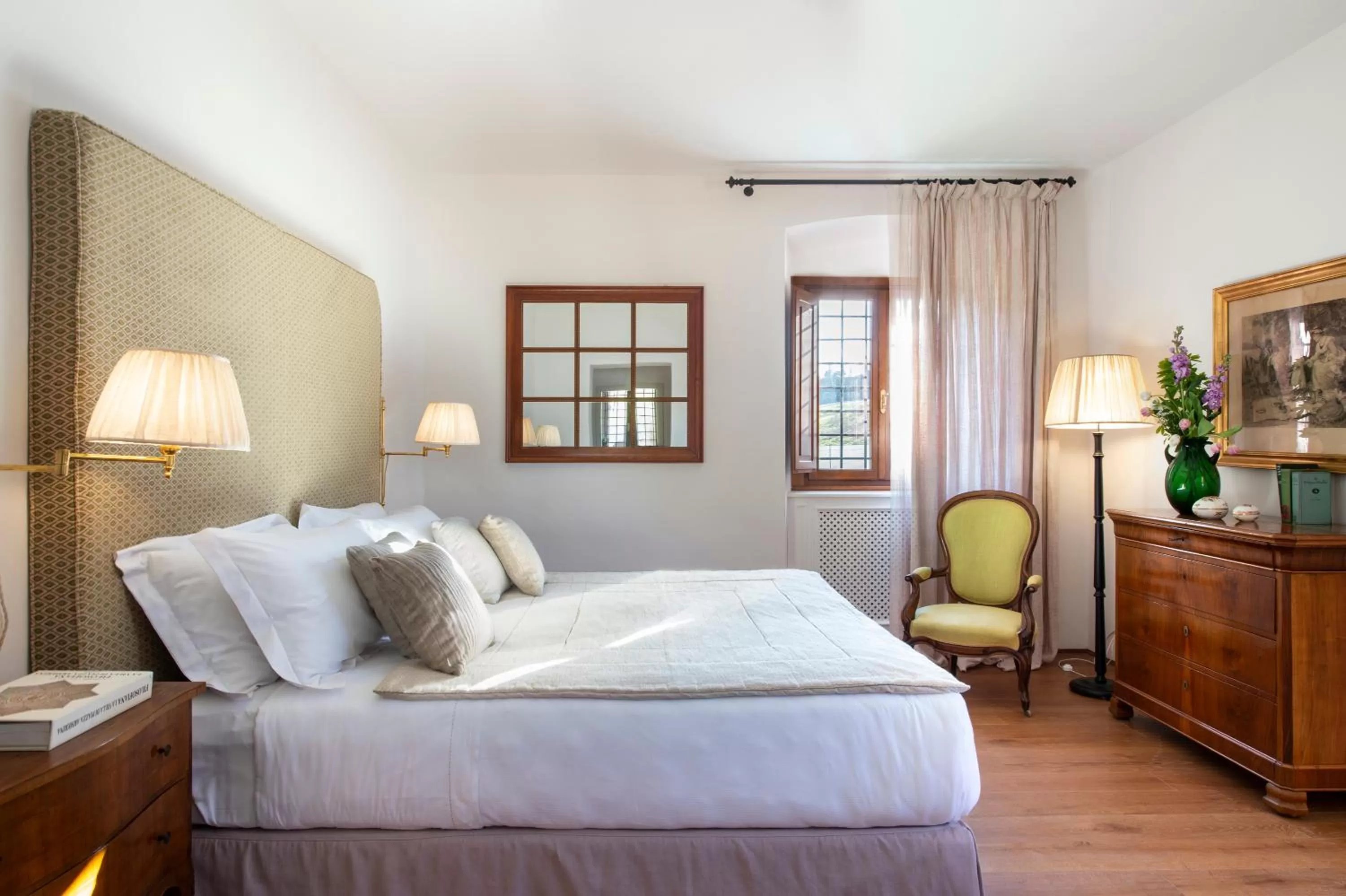 Bed in Viesca Toscana Suites & Villas