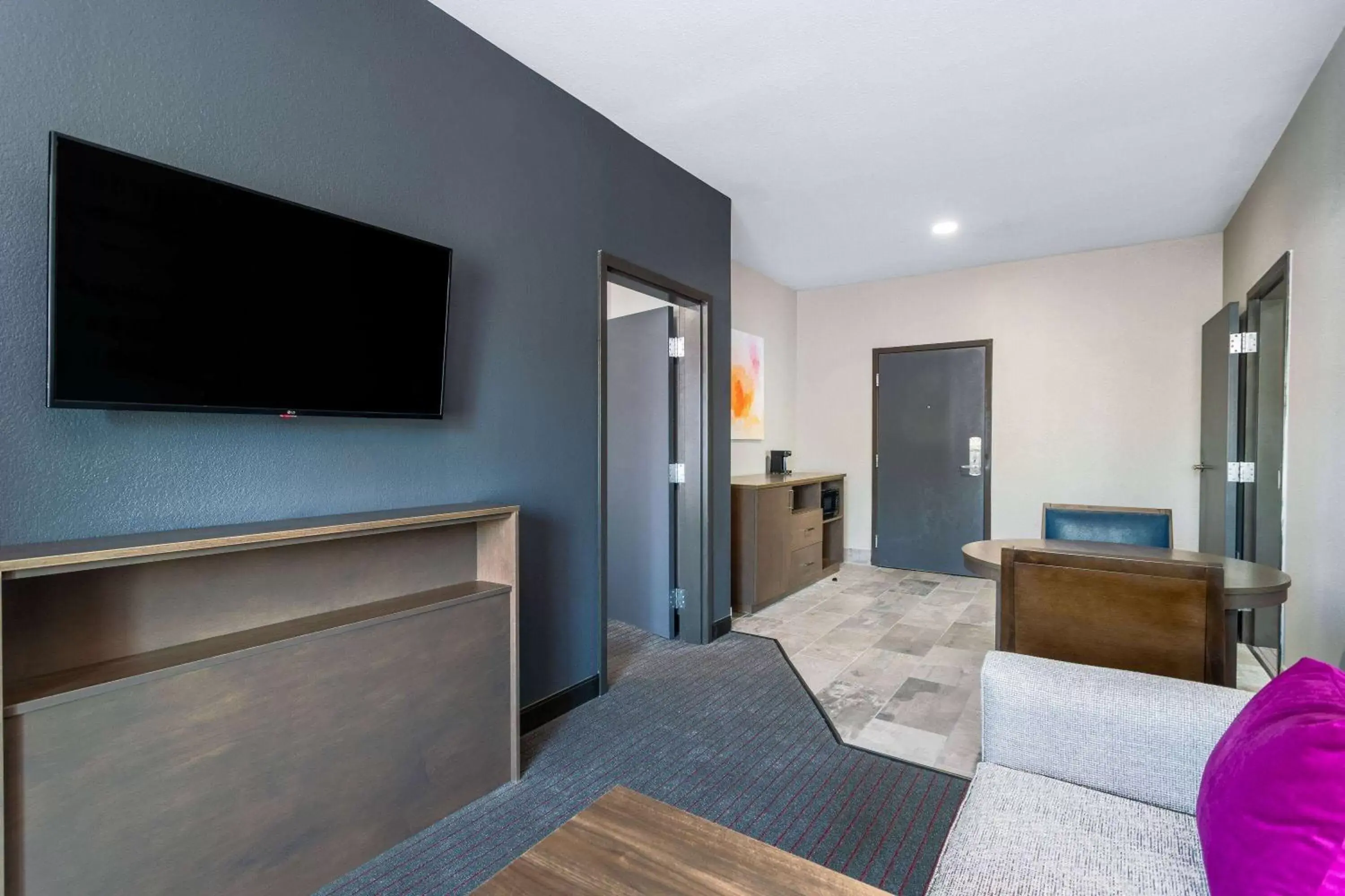 Bed, TV/Entertainment Center in La Quinta Inn & Suites by Wyndham Augusta Near Fort Gordon