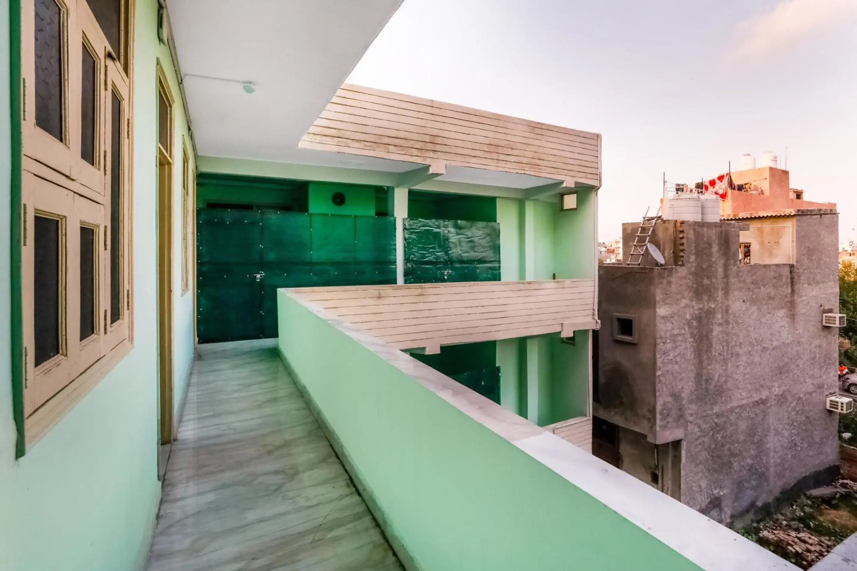 Lobby or reception, Balcony/Terrace in OYO 75131 Bandral Residency