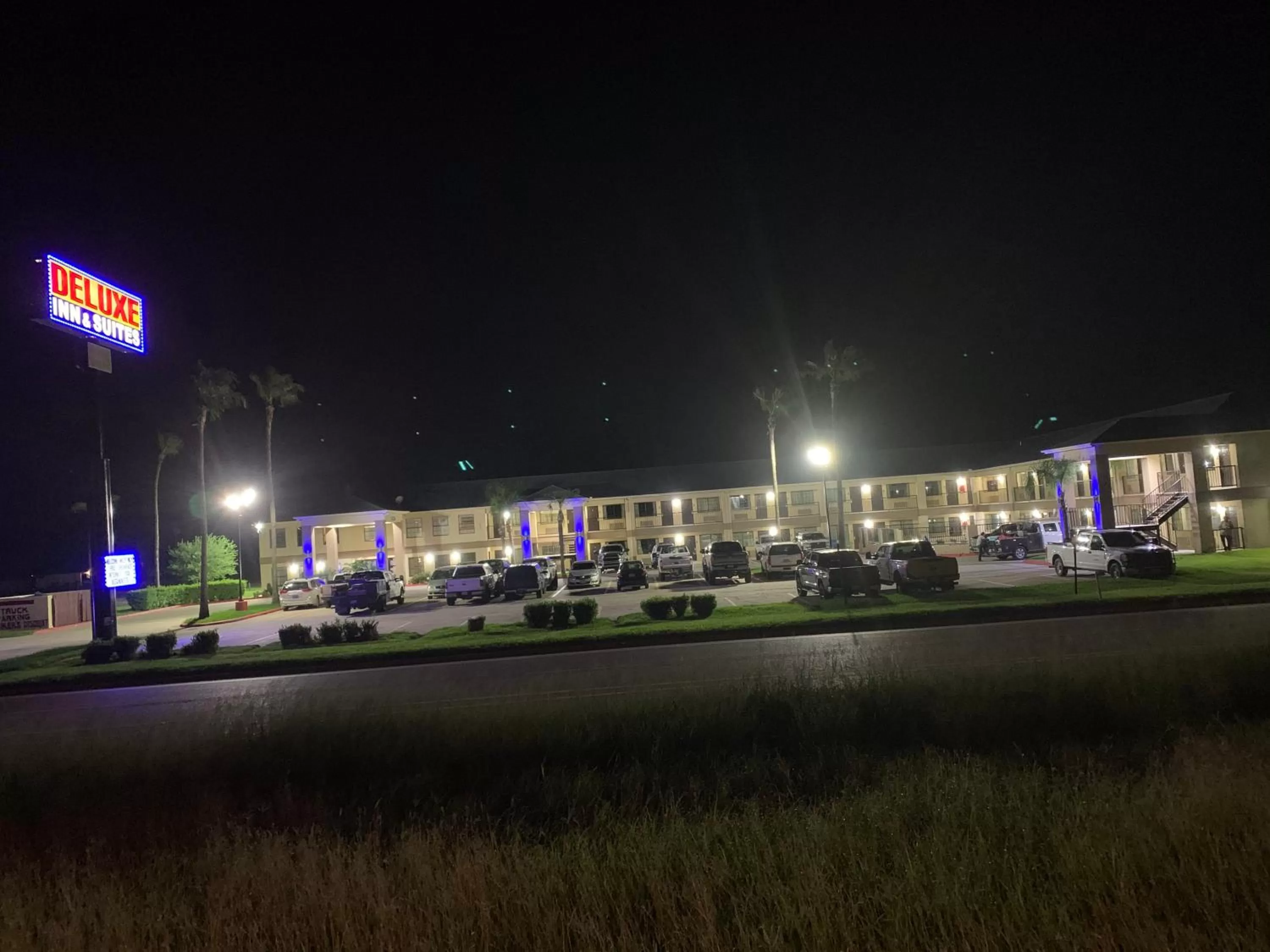 Property building in Deluxe Inn and Suites