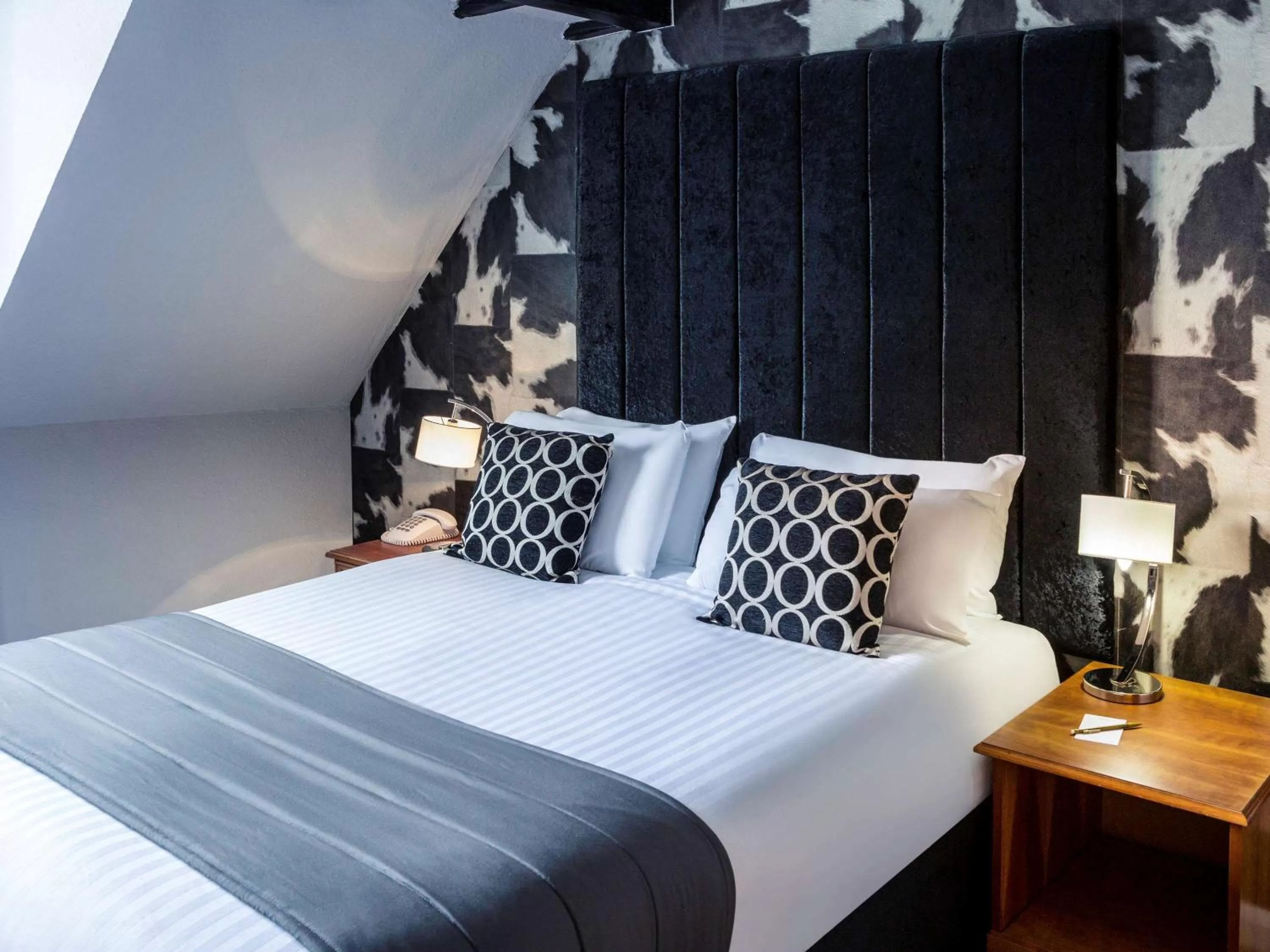 Photo of the whole room, Bed in Barons Court Hotel Walsall