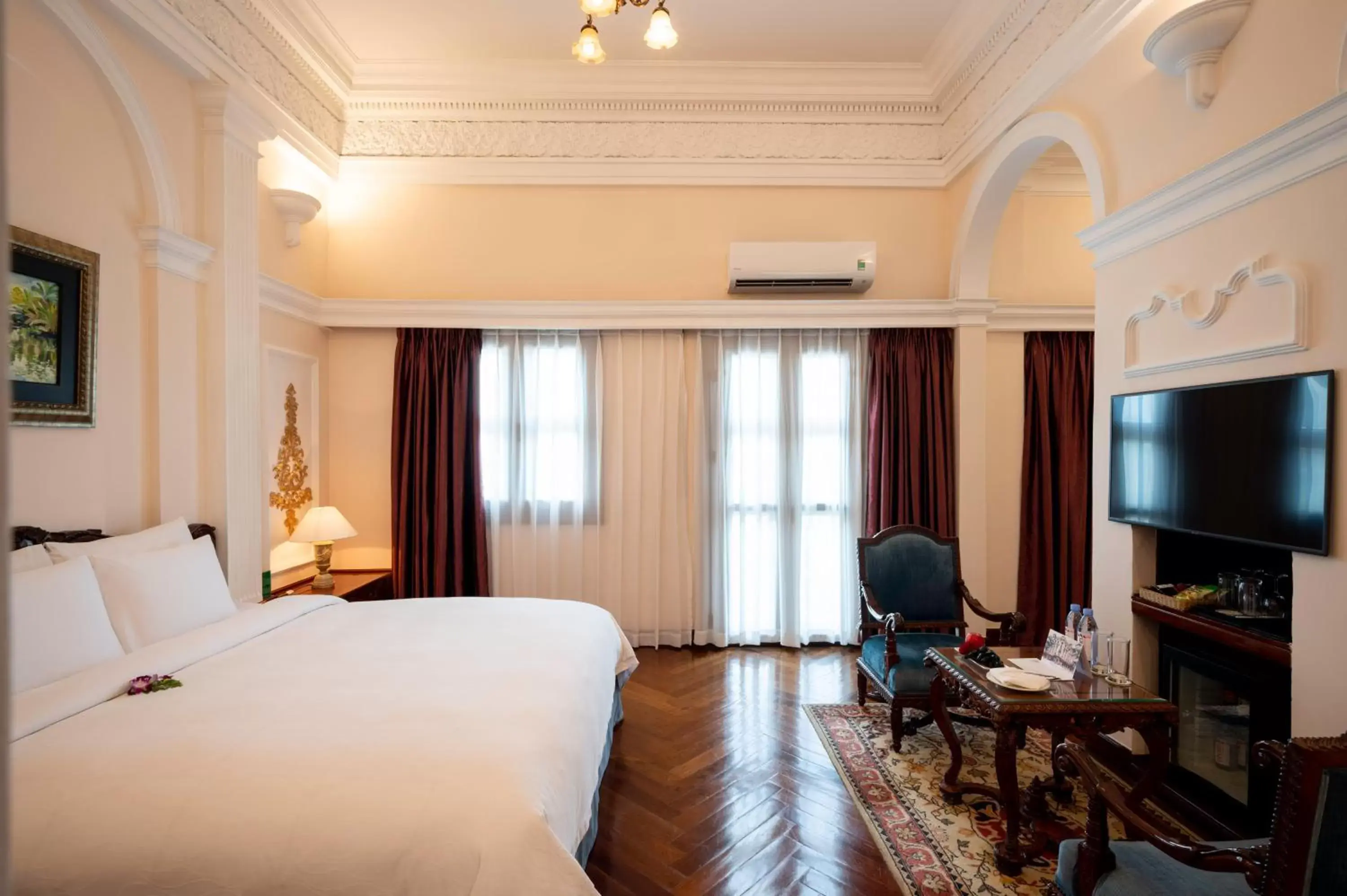 Bed, TV/Entertainment Center in Hotel Majestic Saigon