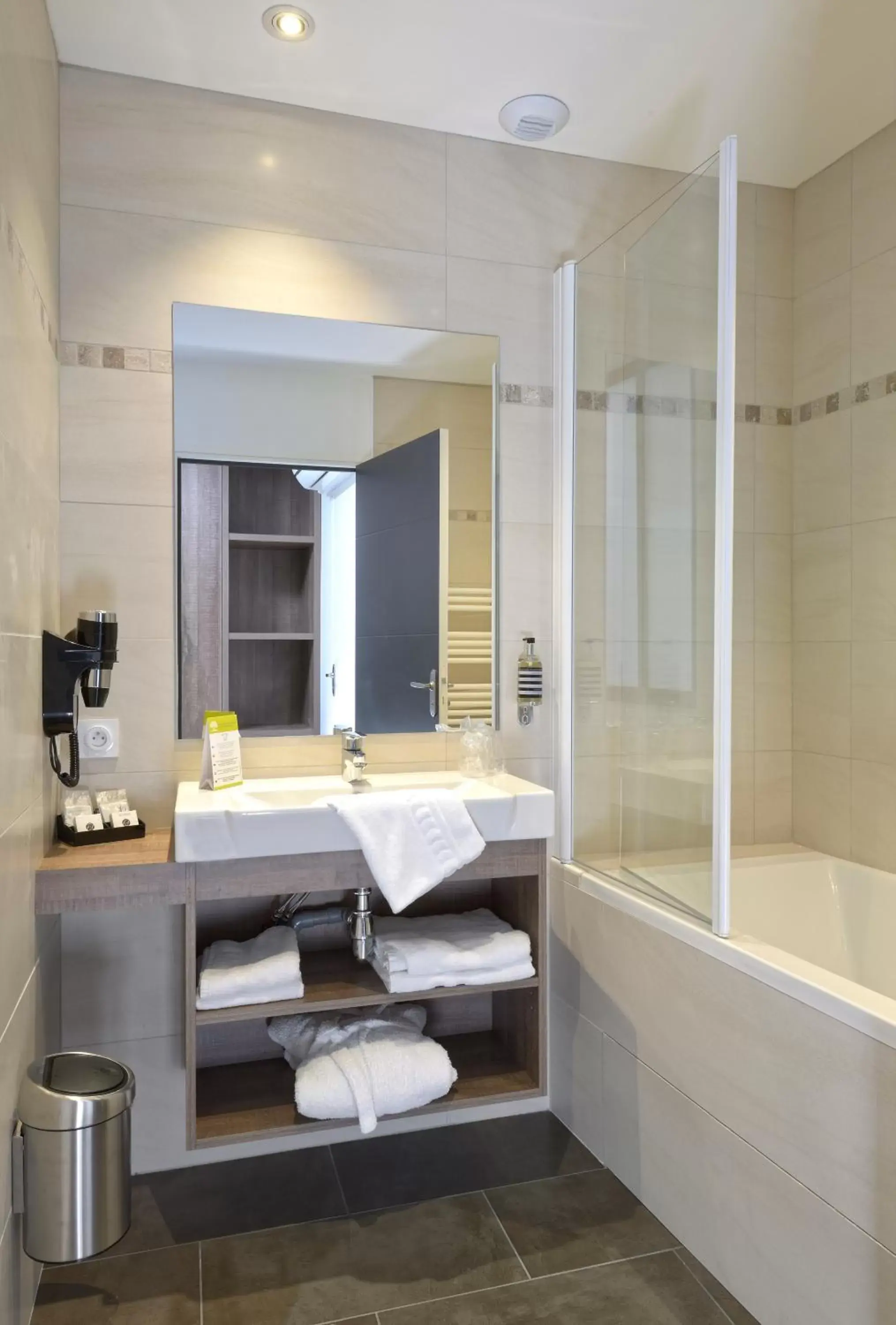 Shower, Bathroom in The Originals Boutique, Hôtel Le Lion d'Or, Fougères Ouest (Inter-Hotel)