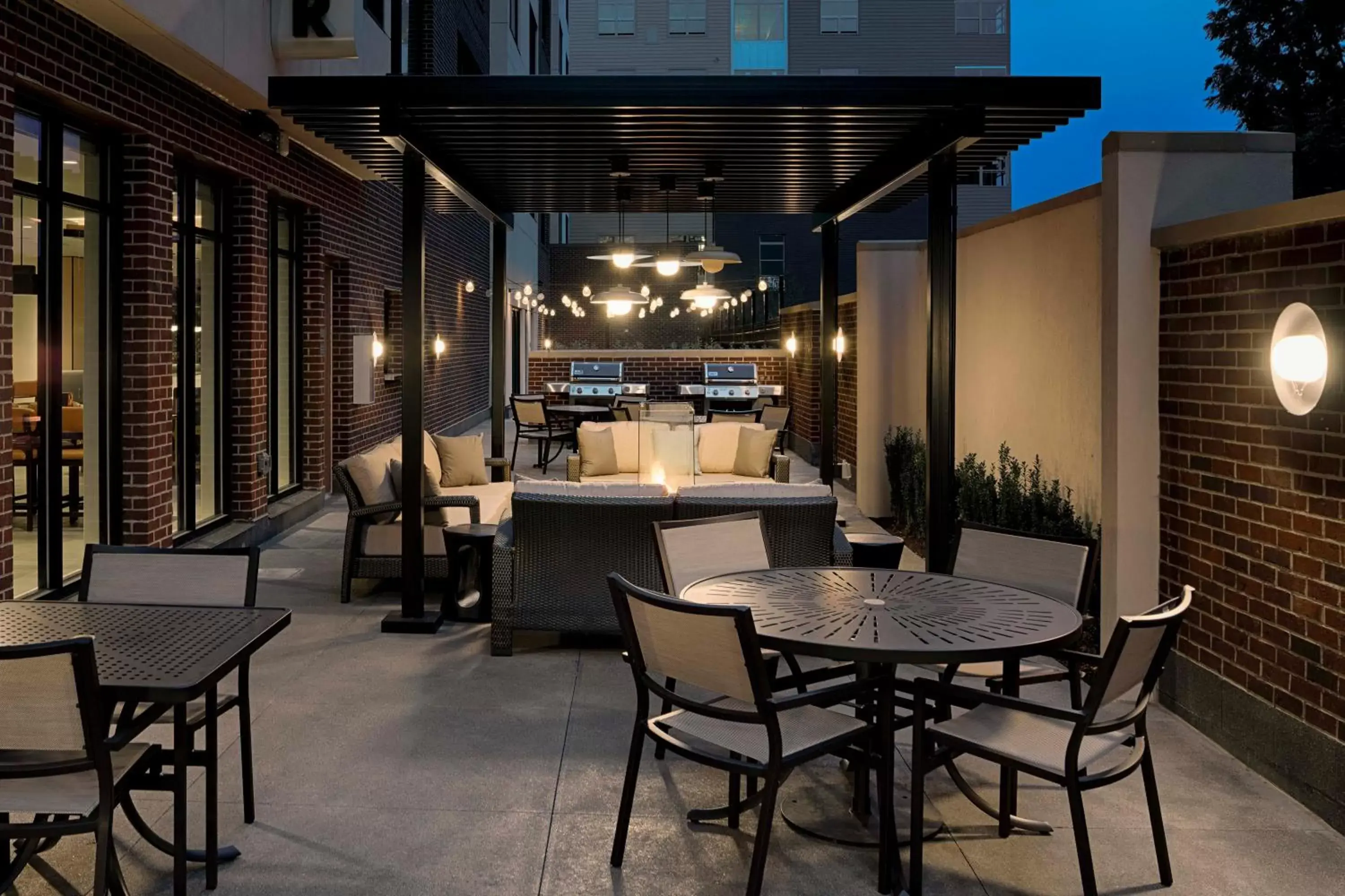 Patio, Restaurant/Places to Eat in Hyatt House Columbus OSU Short North
