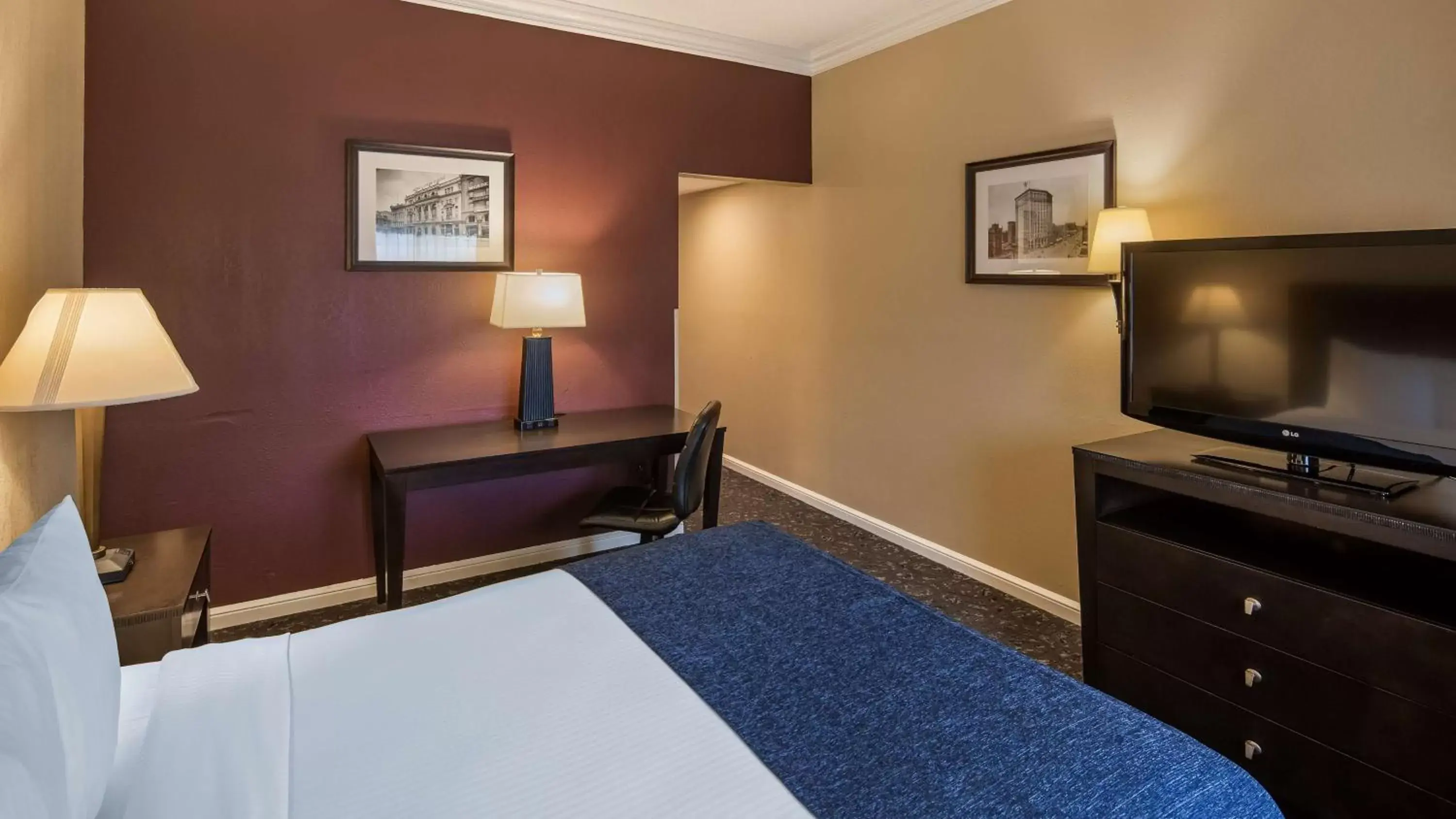 Seating area, TV/Entertainment Center in Best Western Greenfield Inn