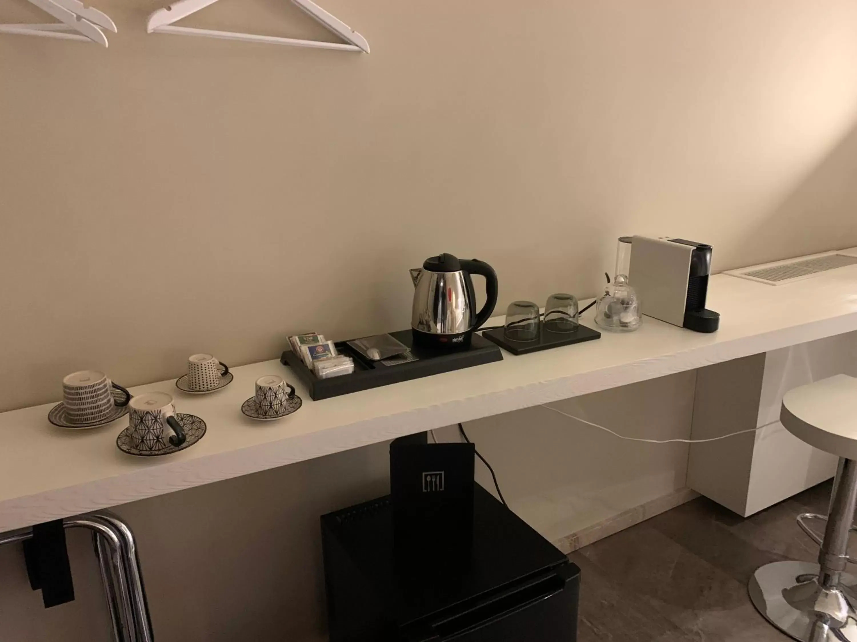 Coffee/tea facilities, Kitchen/Kitchenette in Neko Boutique Hotel