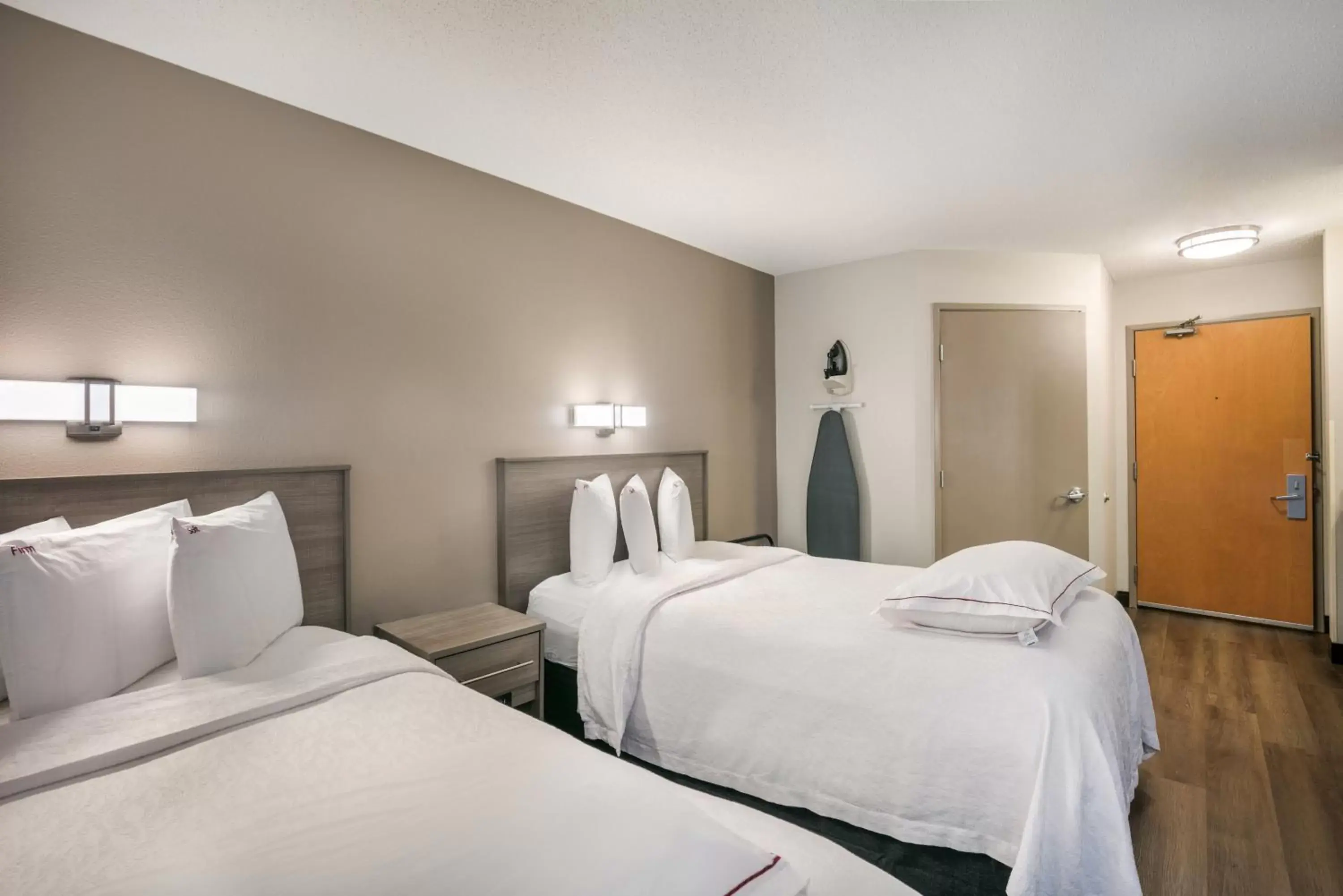 Bed in Red Roof Inn PLUS+ Boston - Logan Bed in Red Roof Inn PLUS+ Boston - Logan