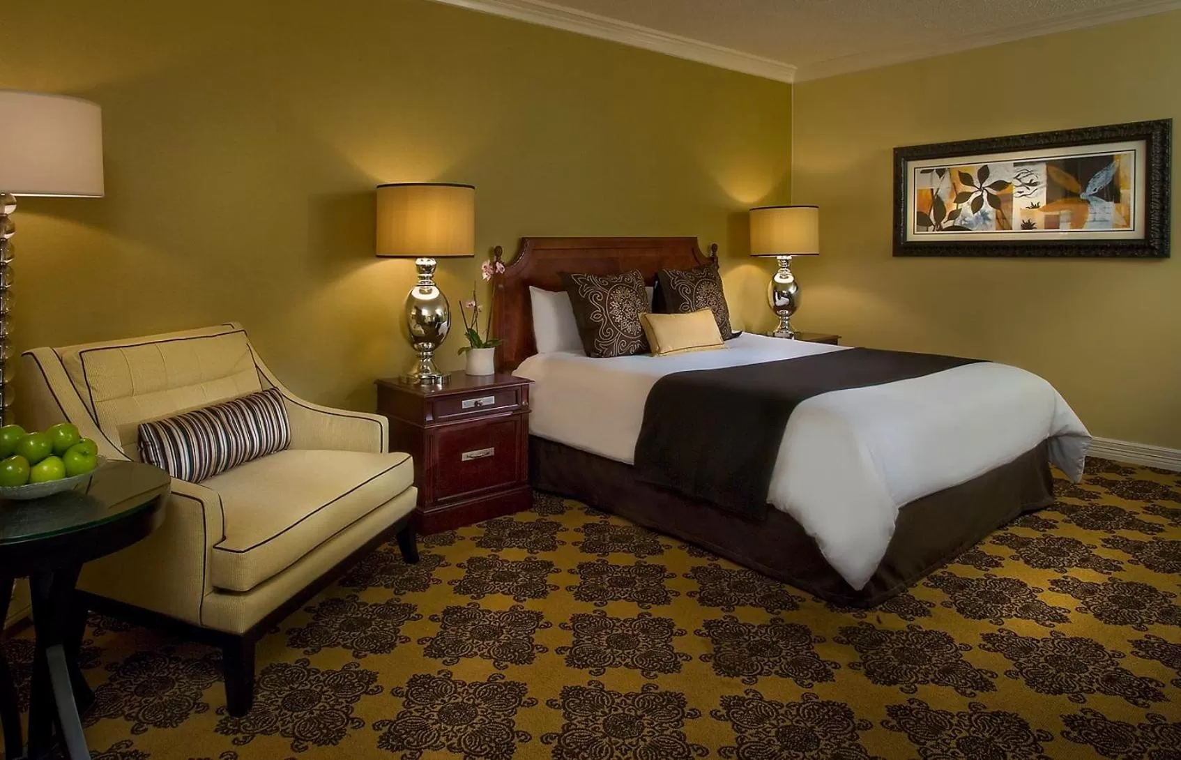 Bed in Omni Houston Hotel