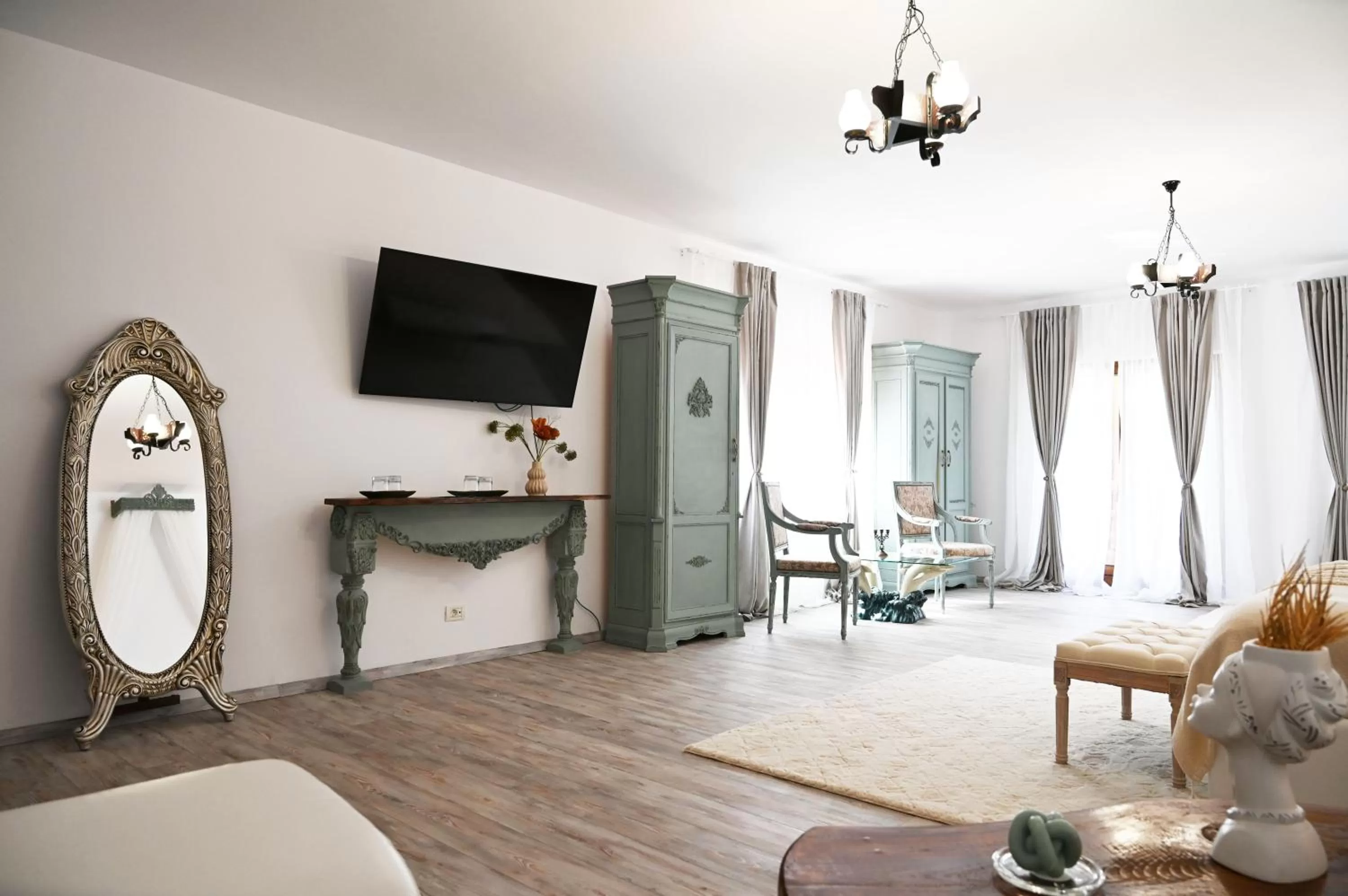 Communal lounge/ TV room in Conacul Radacinilor