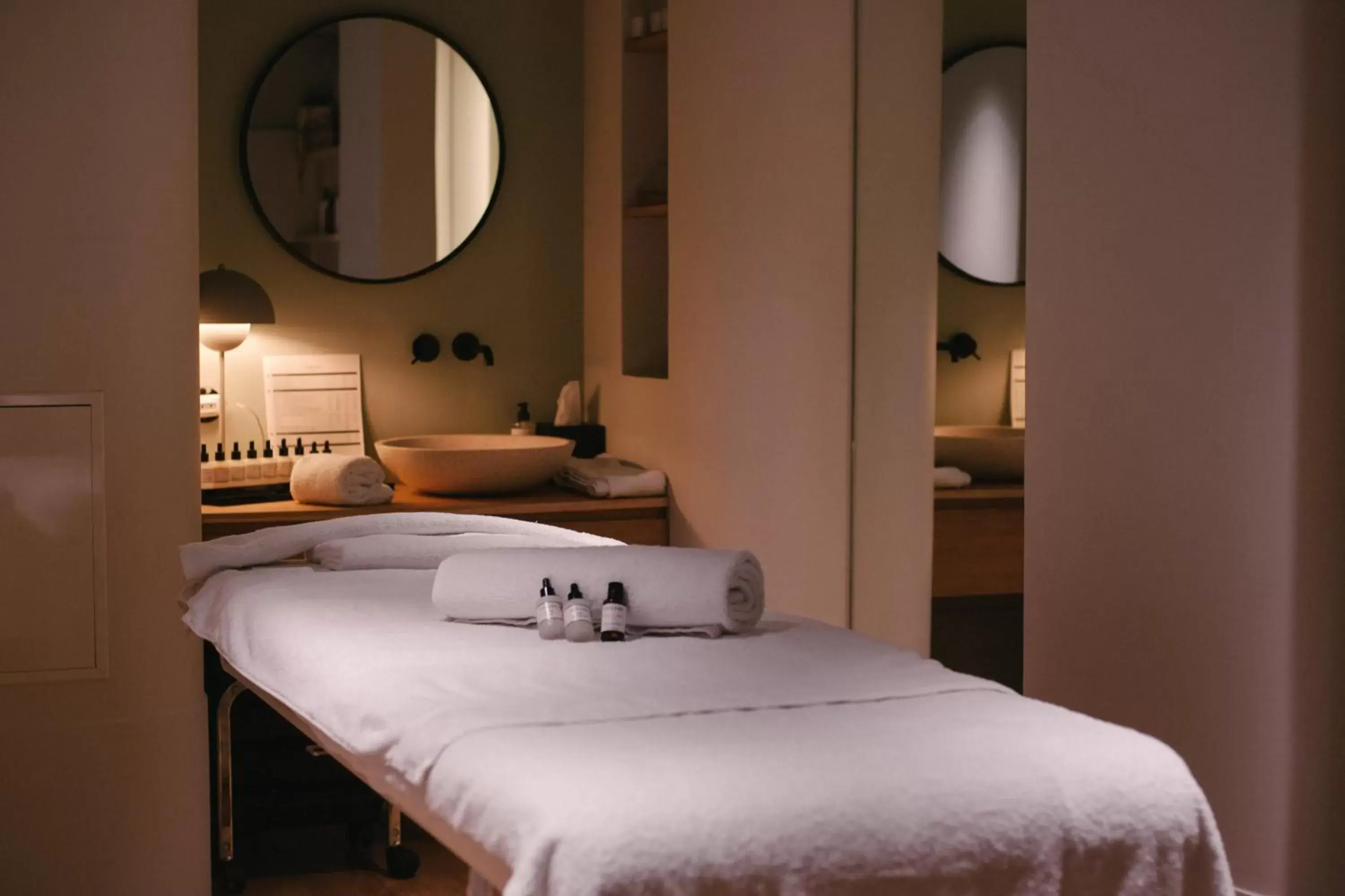 Spa and wellness centre/facilities, Bed in Hôtel National Des Arts et Métiers