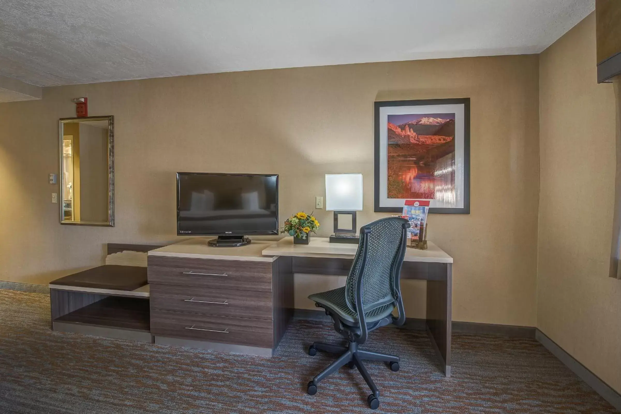 Bedroom, TV/Entertainment Center in Best Western Plus Canyonlands Inn