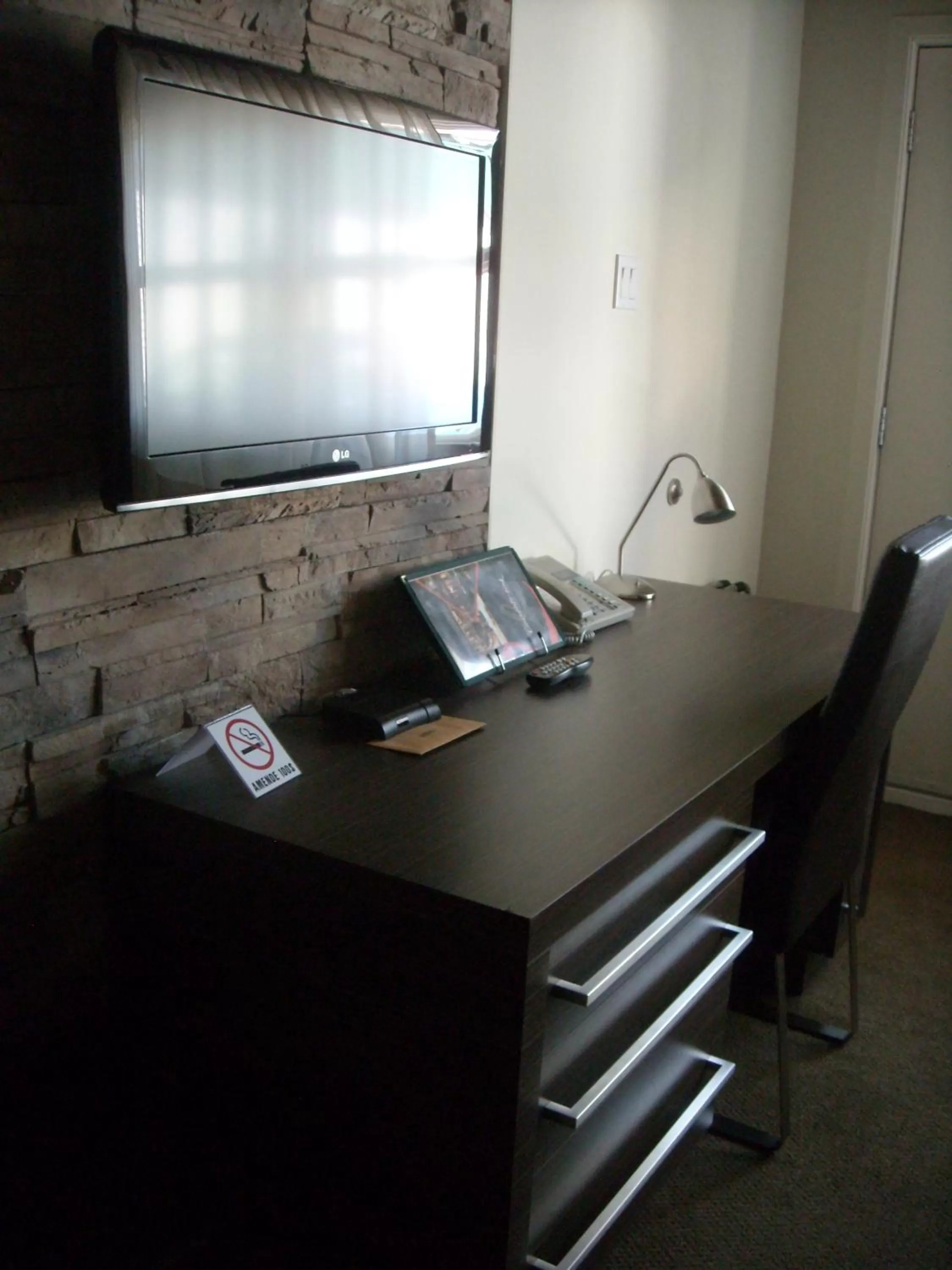 Bedroom, TV/Entertainment Center in Complexe Hotelier Le 55