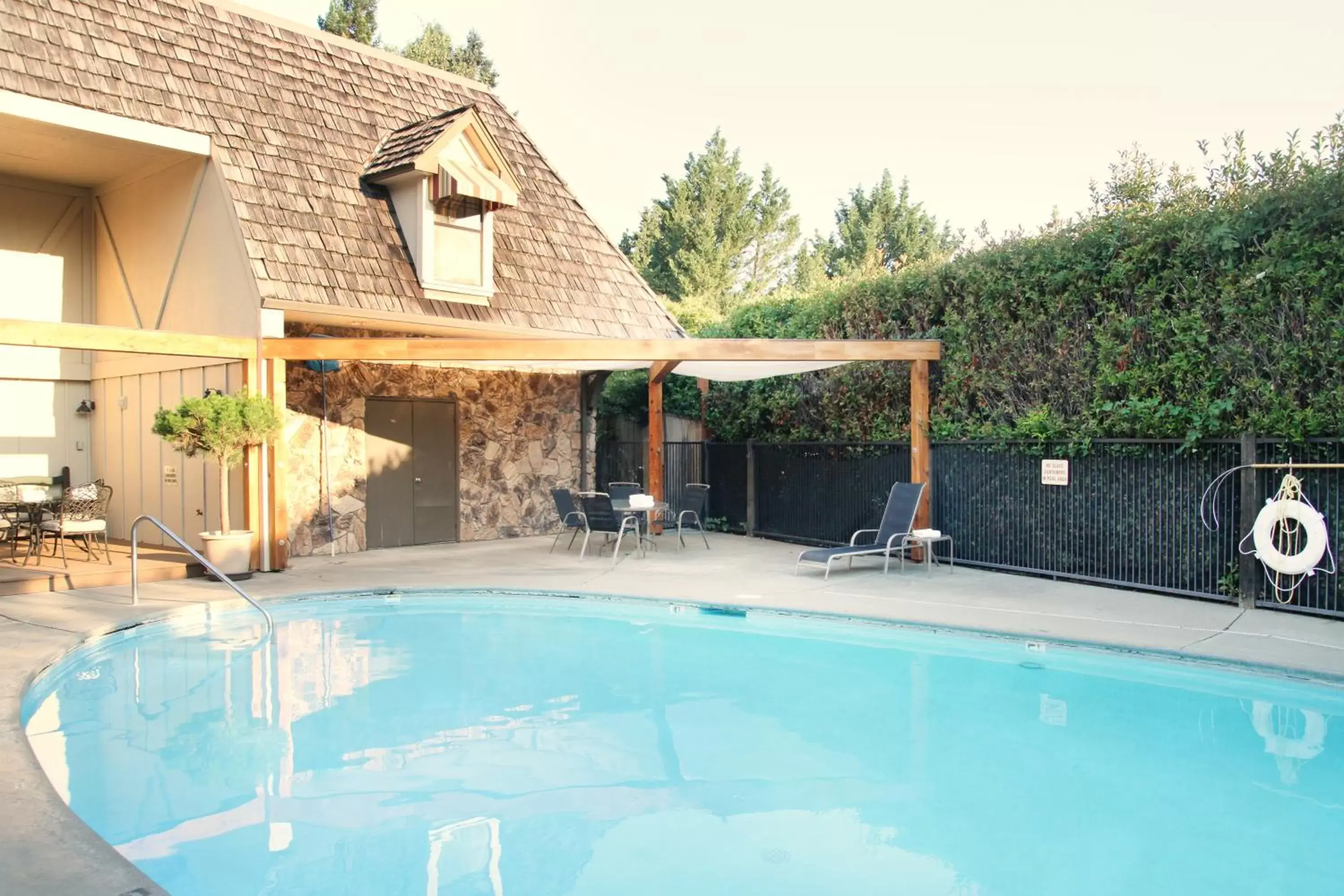 Facade/entrance, Swimming Pool in Riverside Inn