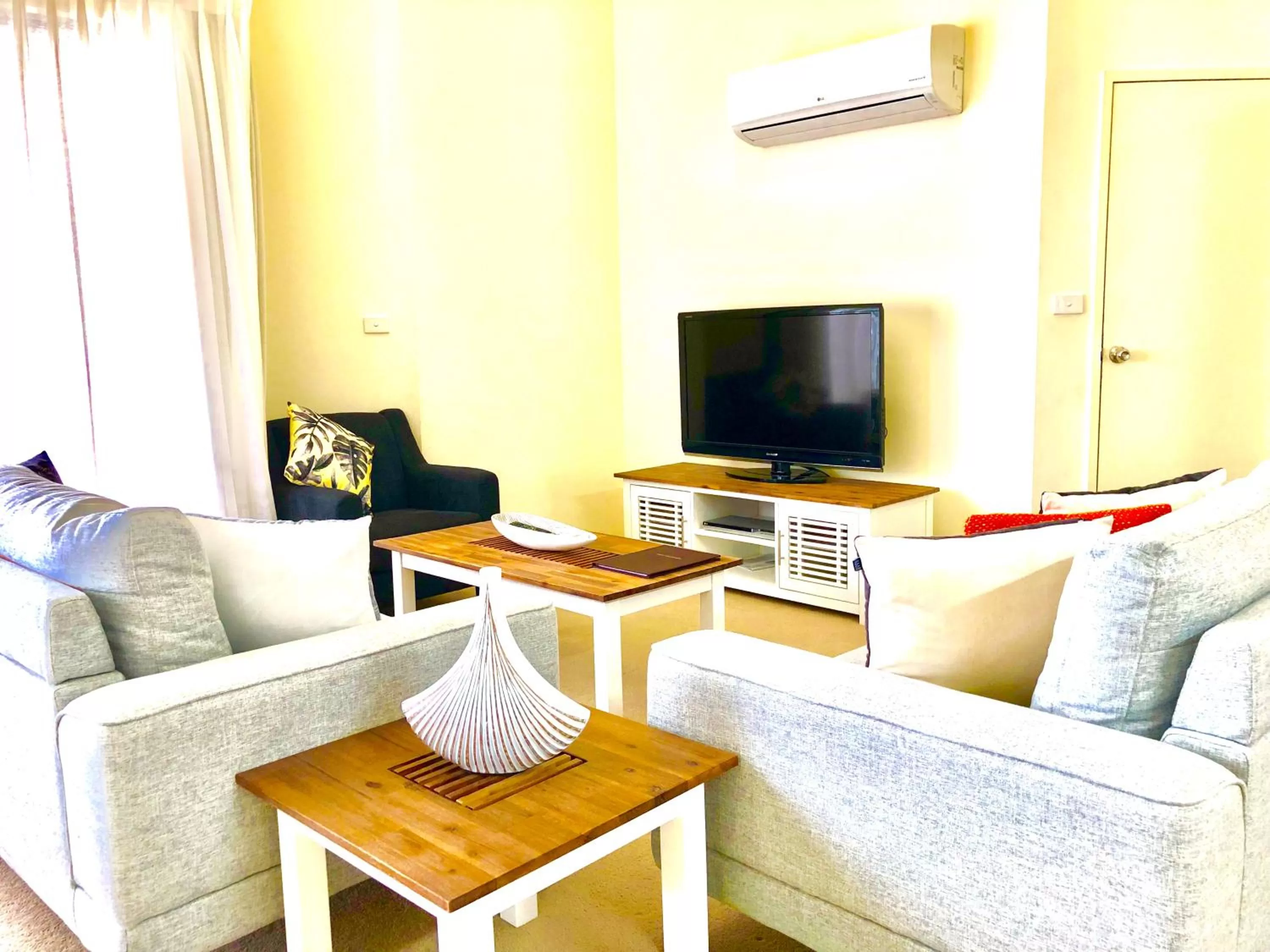 Boathouse Resort (Water Front)