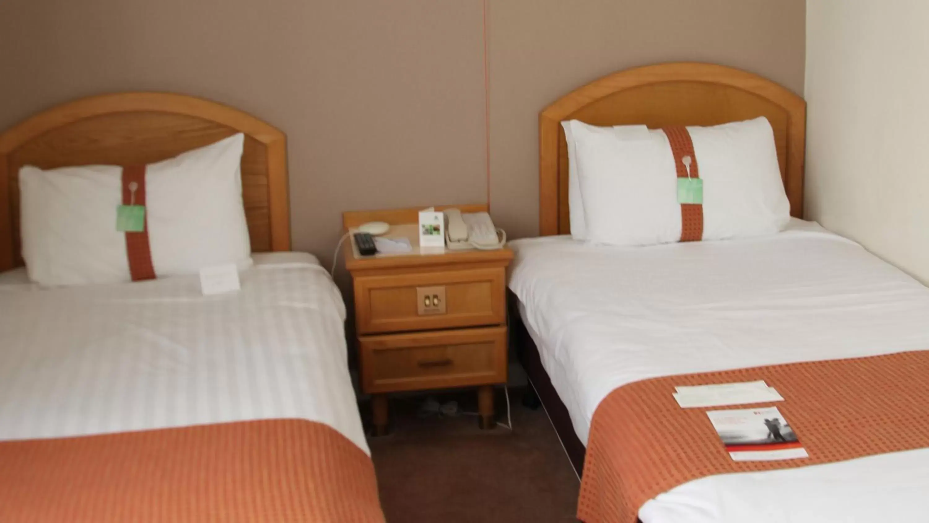 Photo of the whole room, Bed in Holiday Inn Doncaster A1- M Jct 36, an IHG Hotel