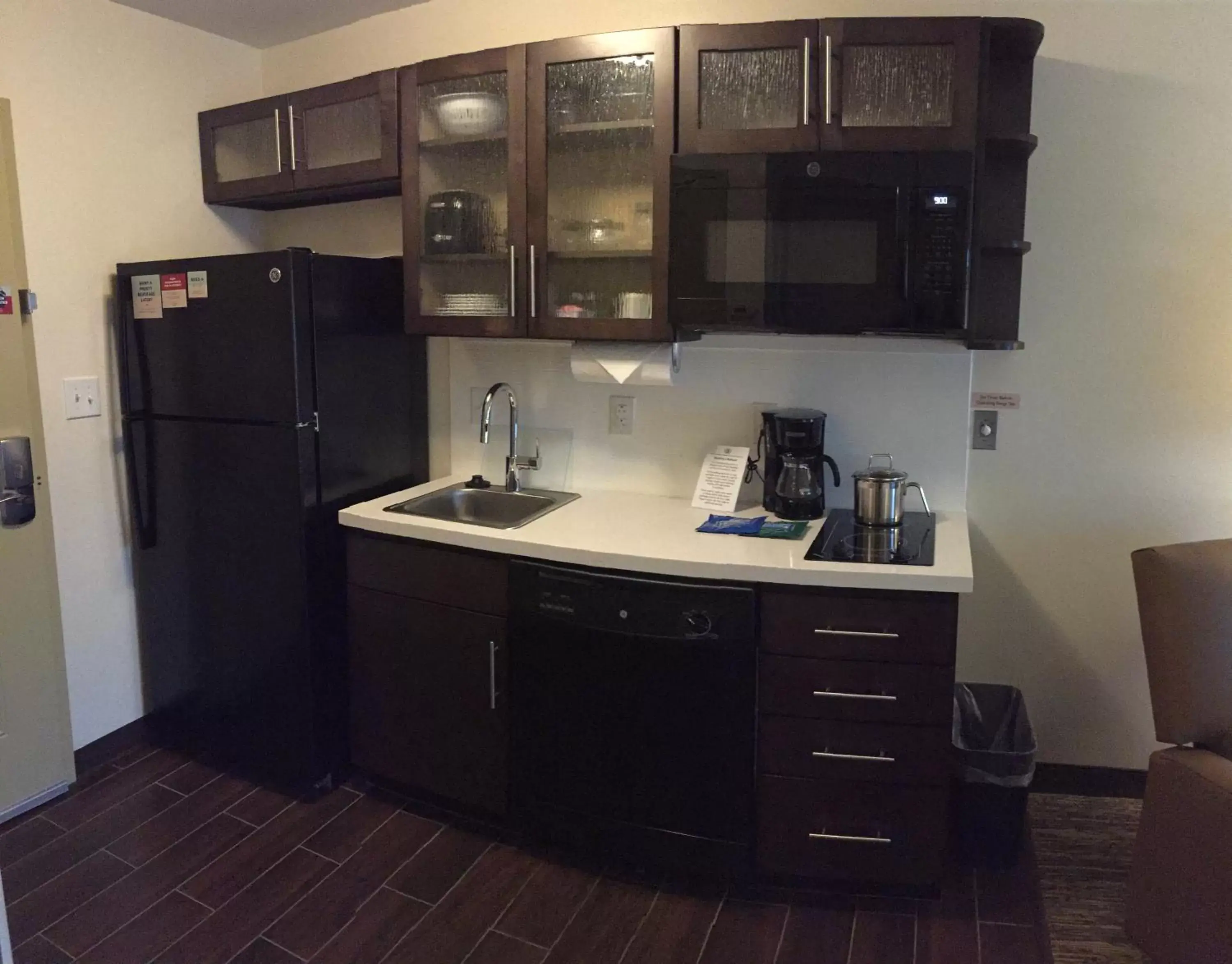Photo of the whole room, Kitchen/Kitchenette in Candlewood Suites - Ft Walton Bch - Hurlburt Area, an IHG Hotel