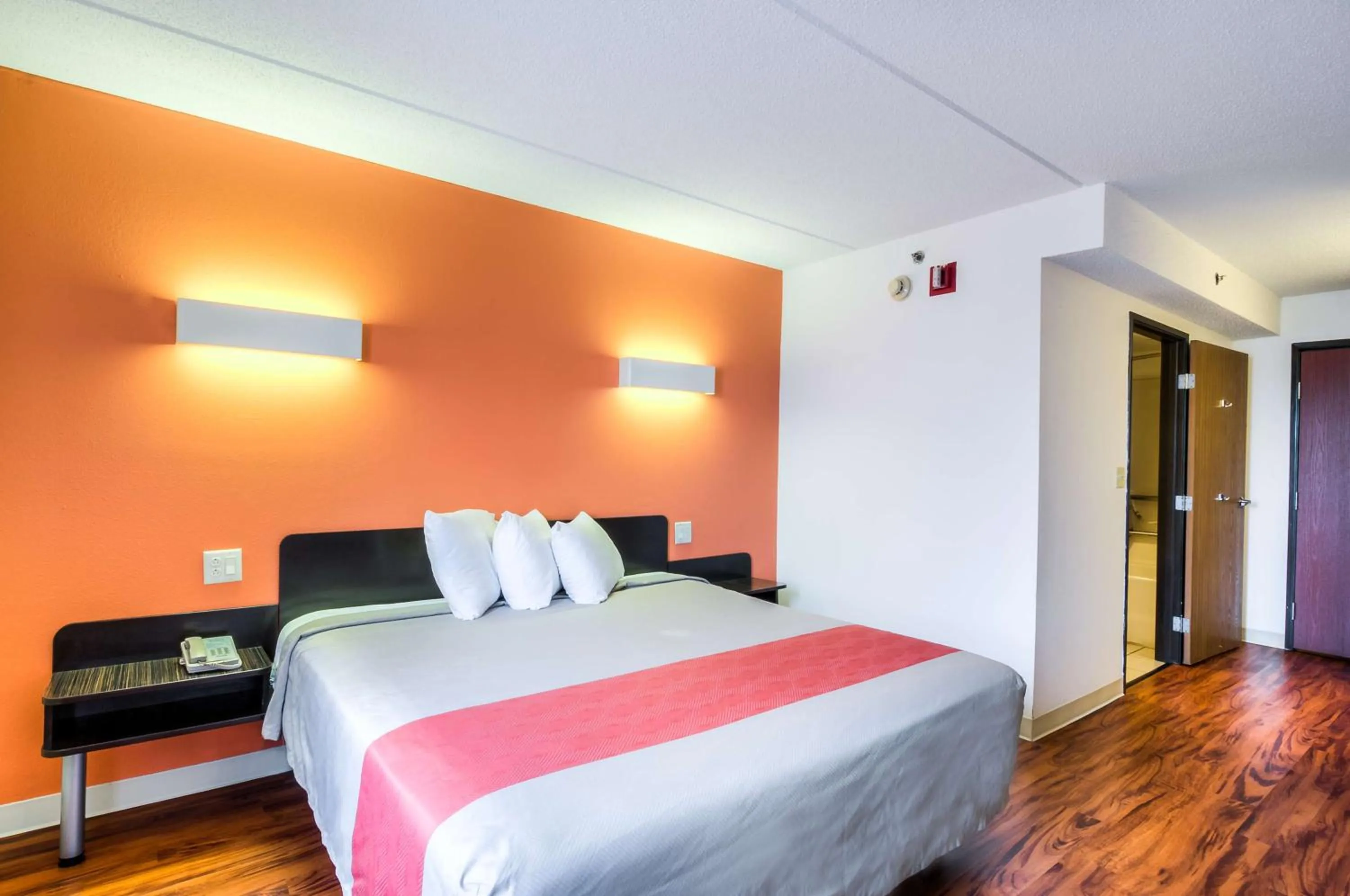 Photo of the whole room, Bed in Motel 6-Lansing, IL - Chicago South