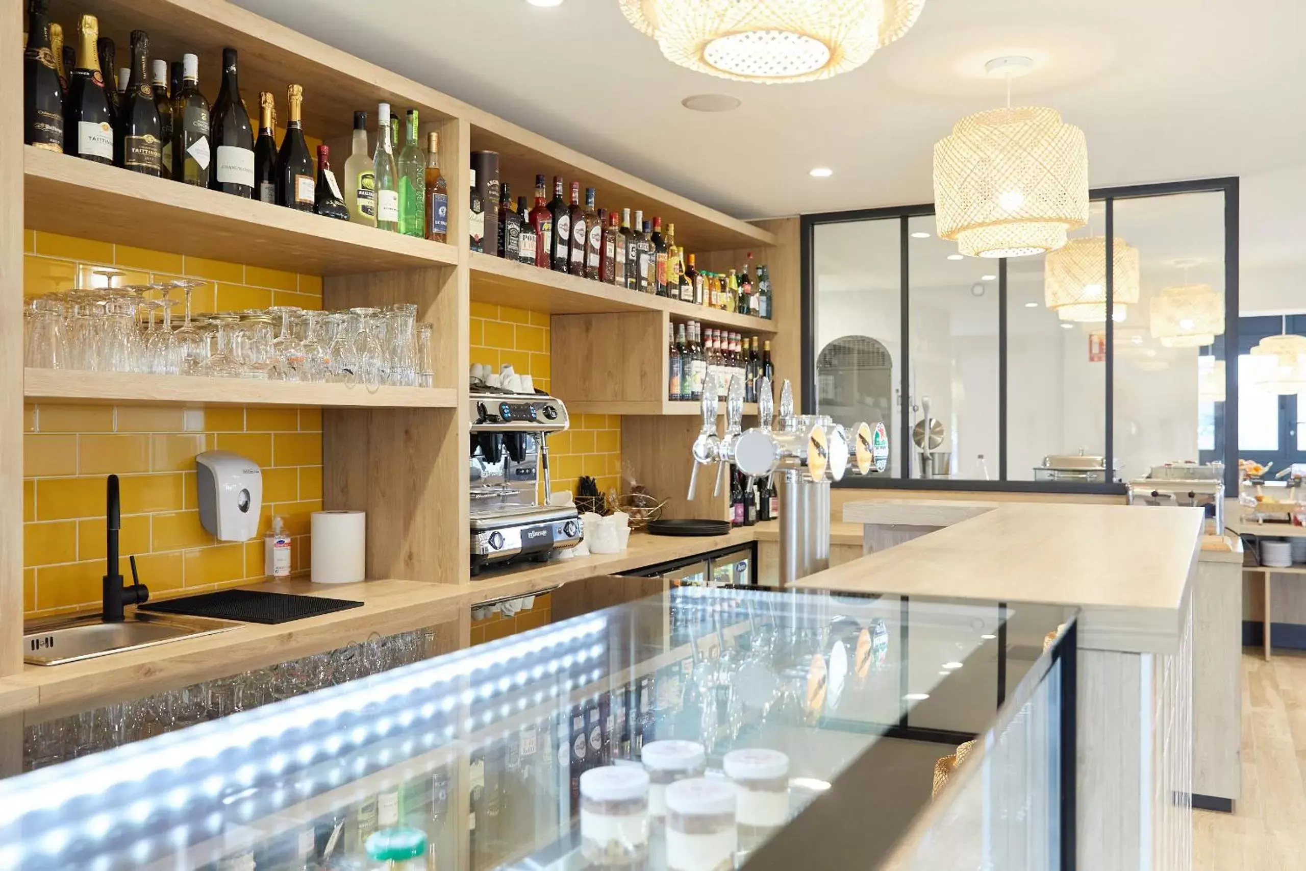 Restaurant/places to eat, Lounge/Bar in Campanile Pau Est-Bizanos